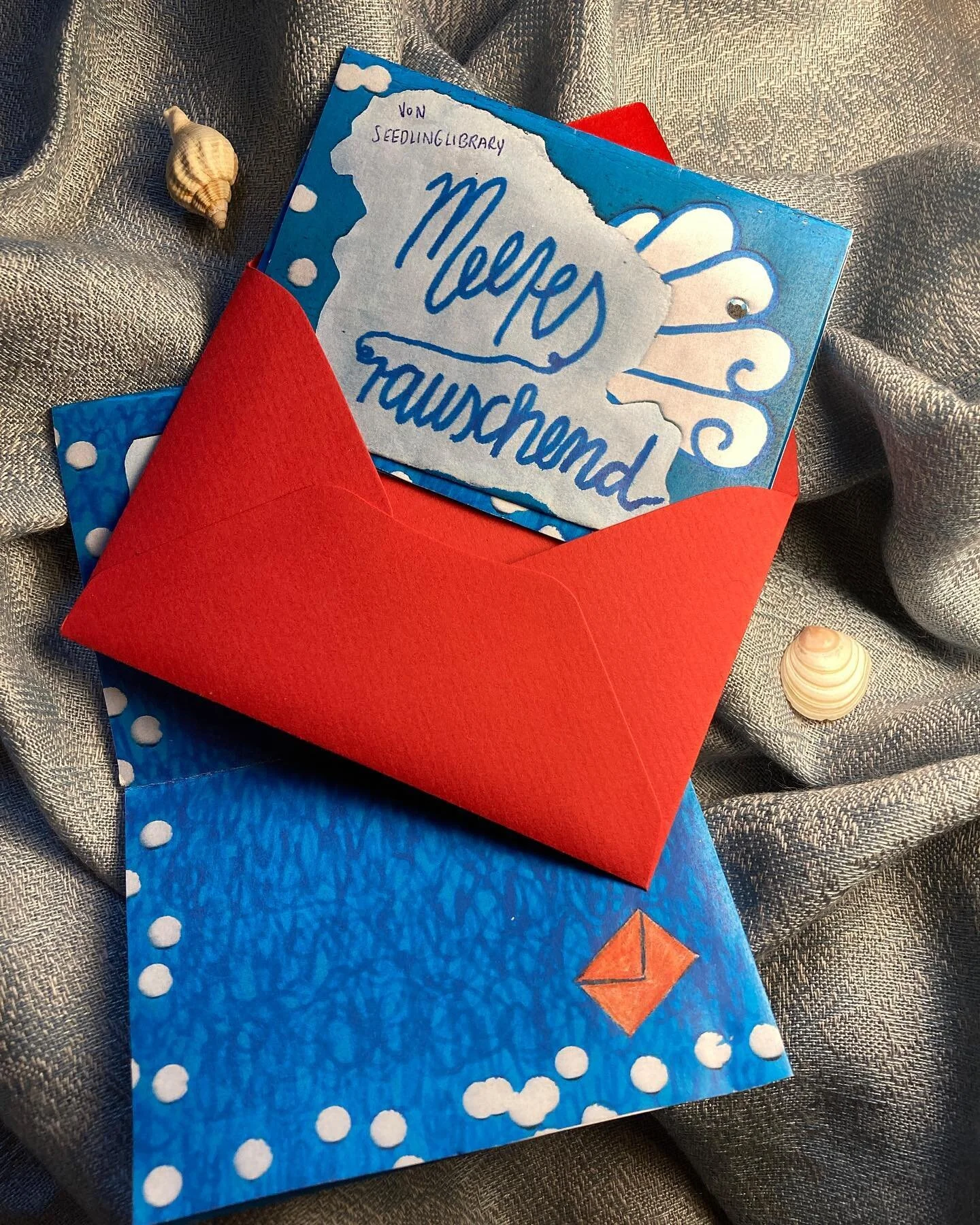 meeresrauschend 🌊🌧💌 

Ein Liebesbrief an die H&ouml;hen und Tiefen der eigenen Gef&uuml;hlswogen - A love letter to the highs and lows of one&rsquo;s emoceans 🐋

Most of my zines happen in community with others, in workshops, after a conversation