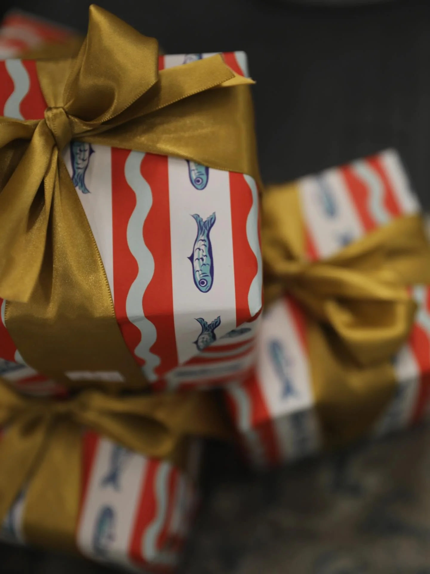 Don&rsquo;t forget to get yourself something this year 🥺 
I wrapped up some mystery gifts and put them under our tree at the Live Freely Market 💙
Wrapped with the cutest wrapping paper from @oneandonlypaper !! 
The wrapping paper is also for sale a