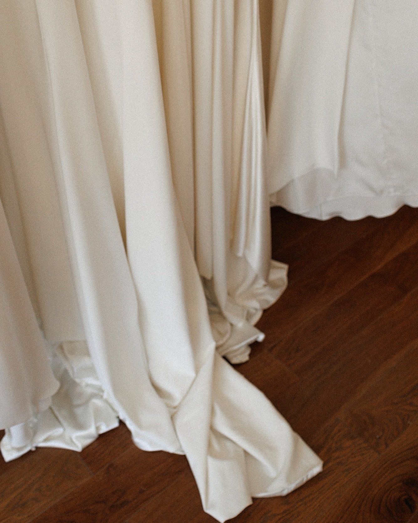 Let's talk about fabrics 🕊️&mdash; at the Briderie, we offer 𝘤𝘩𝘰𝘪𝘤𝘦.
Pure luxury silk cr&ecirc;pe | liquid silk-satin | eco-crepe 

~Smooth soft finishes or soft textures? 
~Matte or subtle sheen?
~Drape or structure?

With all things consider