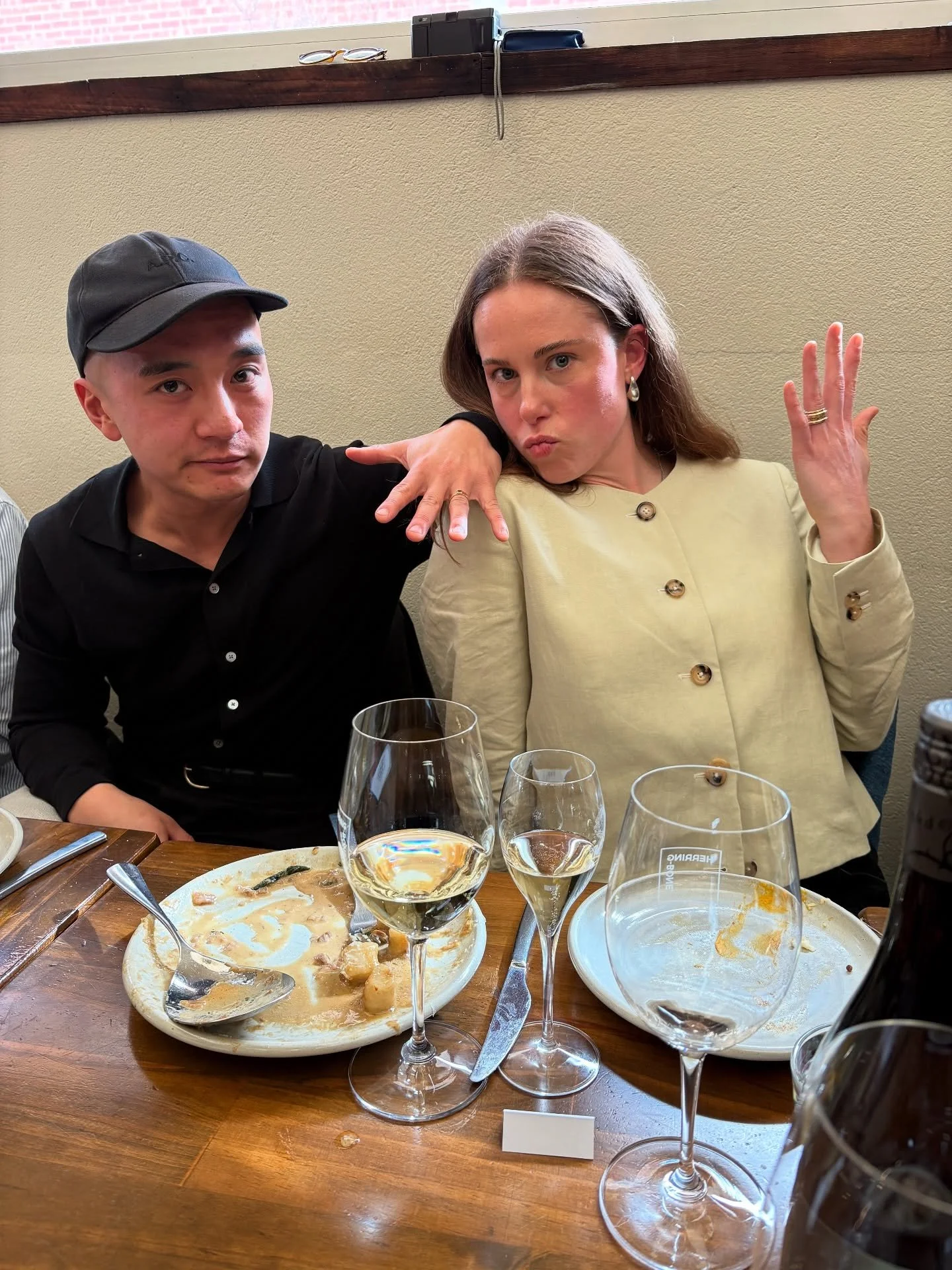 so now you know what this new hunk of gold is wrapped around that finger ;)
we got engaged !!! and are so very excited to be sharing it with everyone 
💋🤍💋🤍💋
eeek