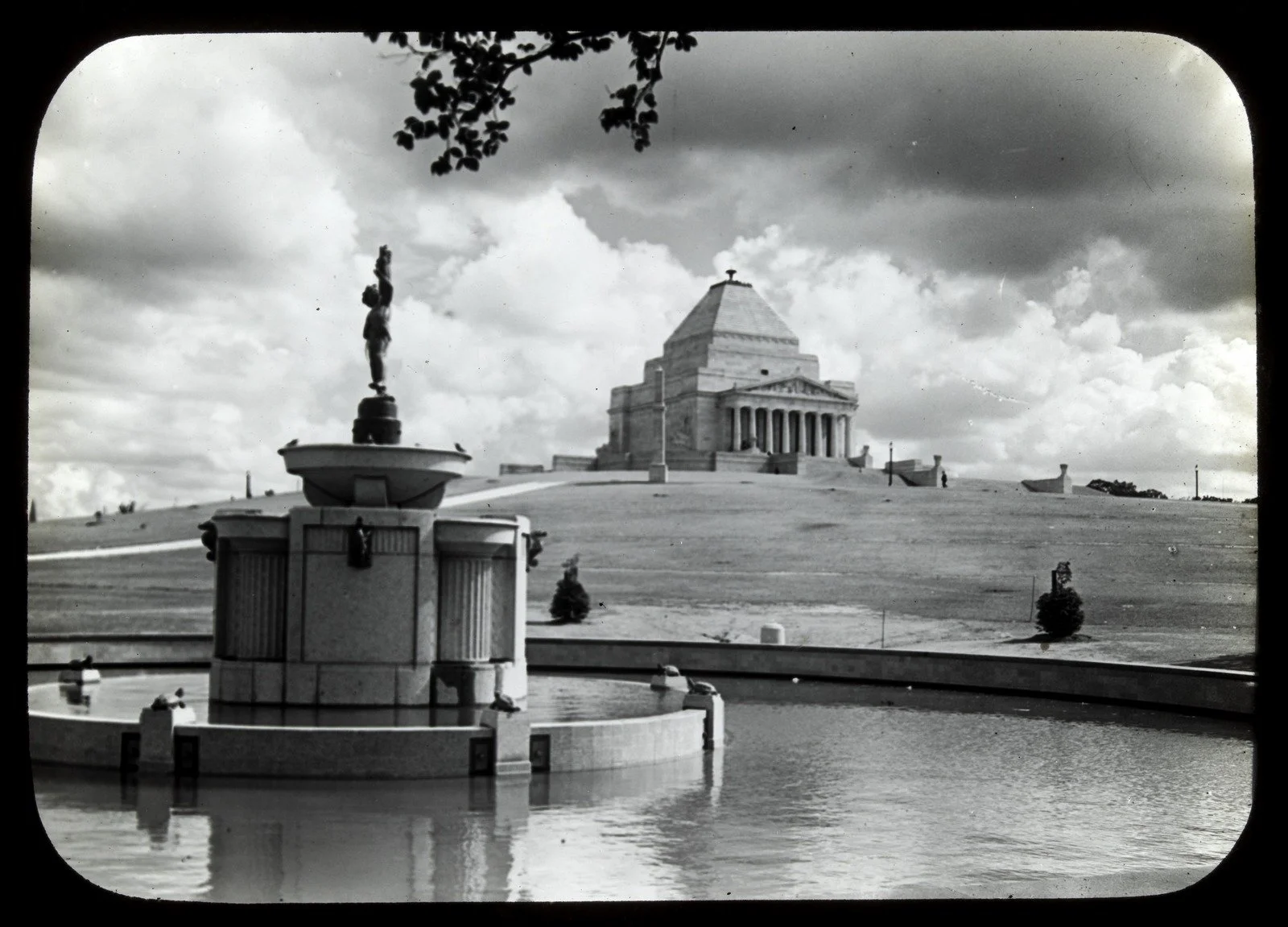  The Shrine of Remembrance and memorial fountain, Melbourne.