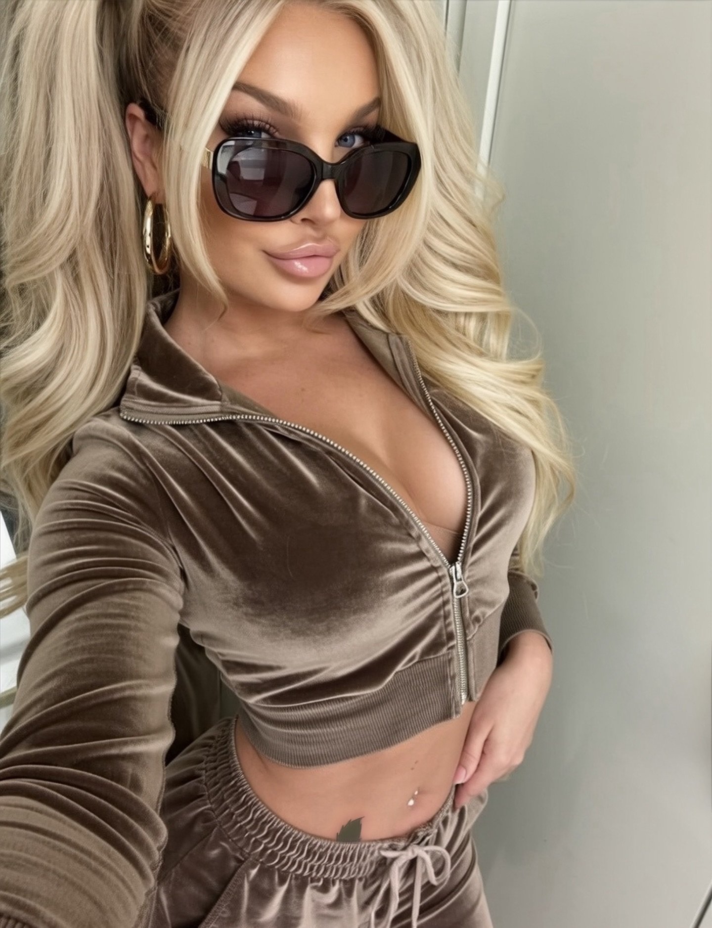 ✨🤎 Serving Lip Gloss &amp; Main Character Vibes 🤎✨

A dreamy glow is the ultimate accessory! ✨
Book now for the ultimate spray tan experience and let&rsquo;s get you that sun-kissed glow! ✨