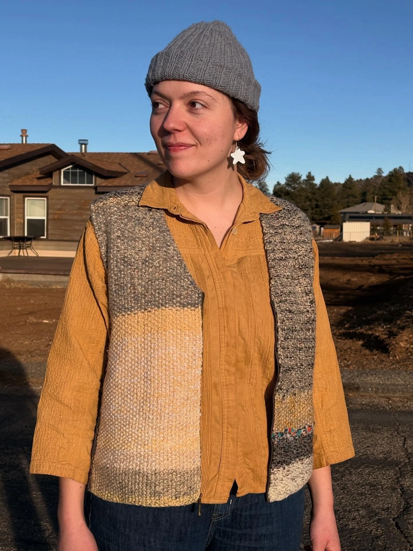 documentation of a little natural dye experiment! 🌼 dye from dried coreopsis flowers + stems, Ph shifted with baking soda, on cotton that was scoured, soaked in a tannin bath (black tea), and mordanted before dyeing. I love the goldenrod-y yellow, h