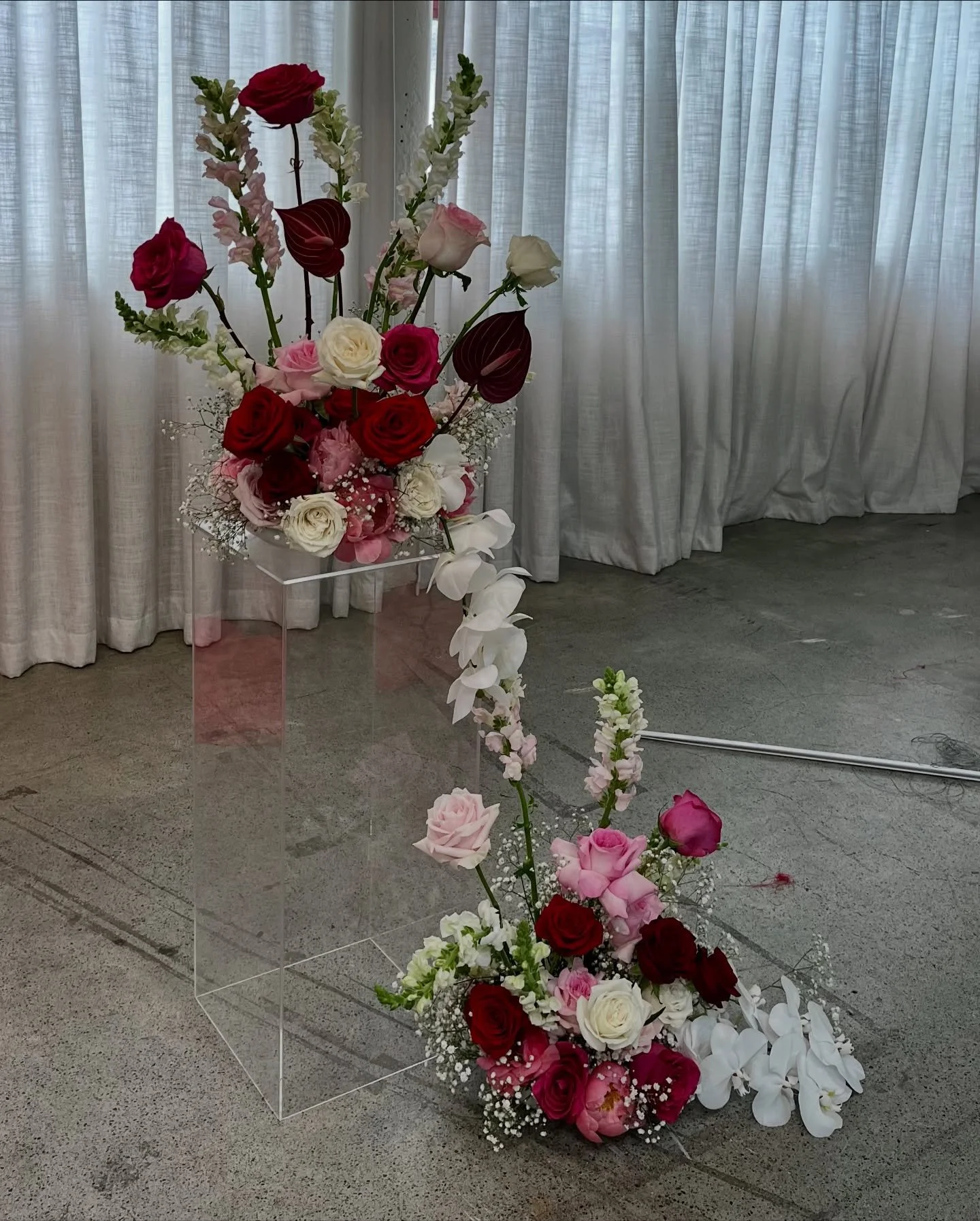 Picture this: two florists working side by side to create the most stunning, love-themed wedding florals. That&rsquo;s exactly what we did! I teamed up with Elly from @daydream.green for this gorgeous celebration.

Elly led the design and floral reci