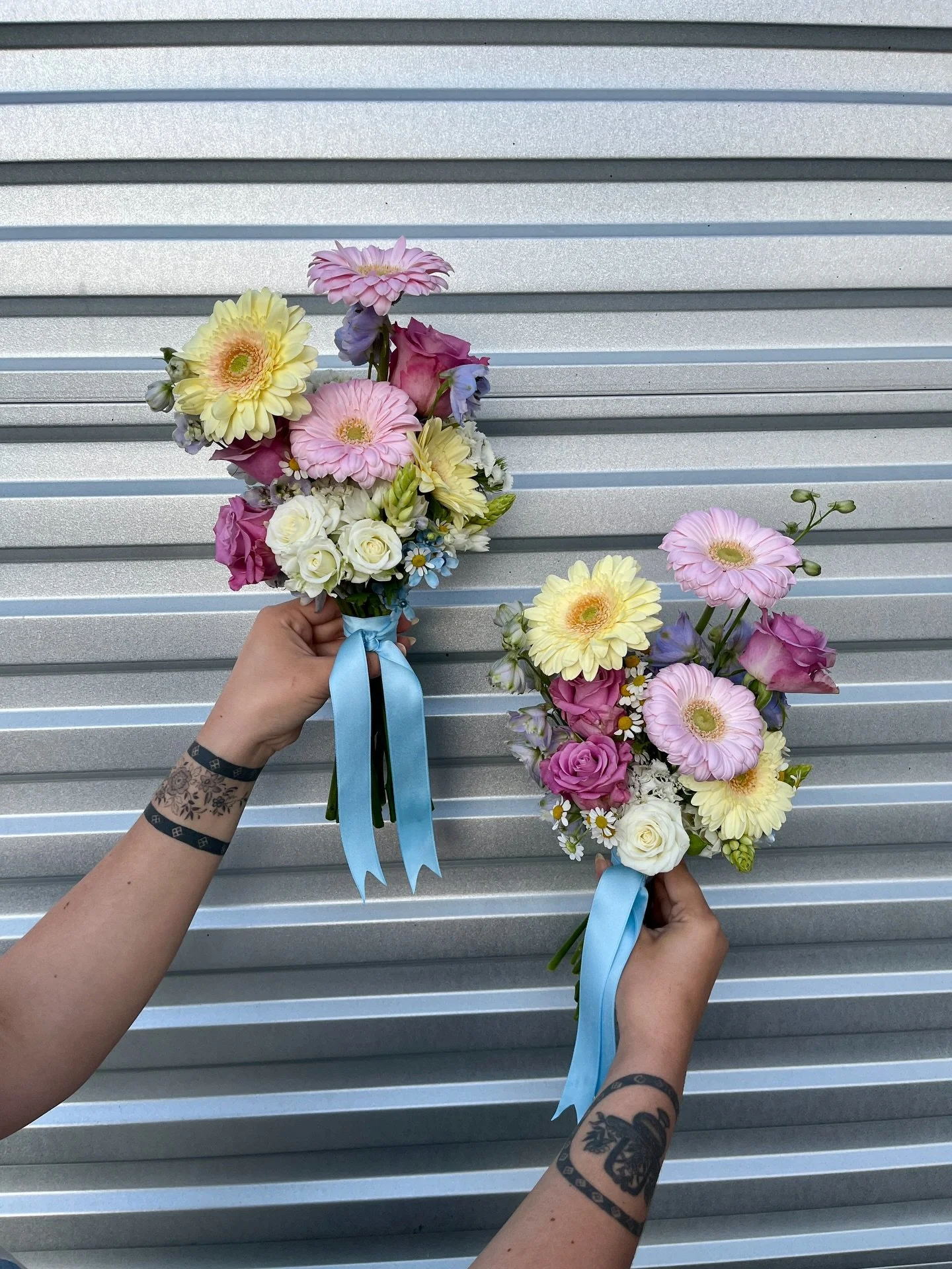 How freakin CUTE are these bridesmaids bqs!!! 🎀🌸