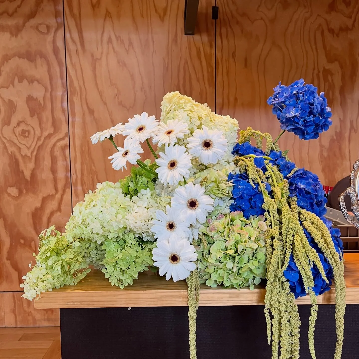 A moment for Lucy&rsquo;s bar florals !!! 🤍🩵💚 

#nzwedding #nzflorist #wellingtonflorist #wellingtonnz #weddingflowersdecor