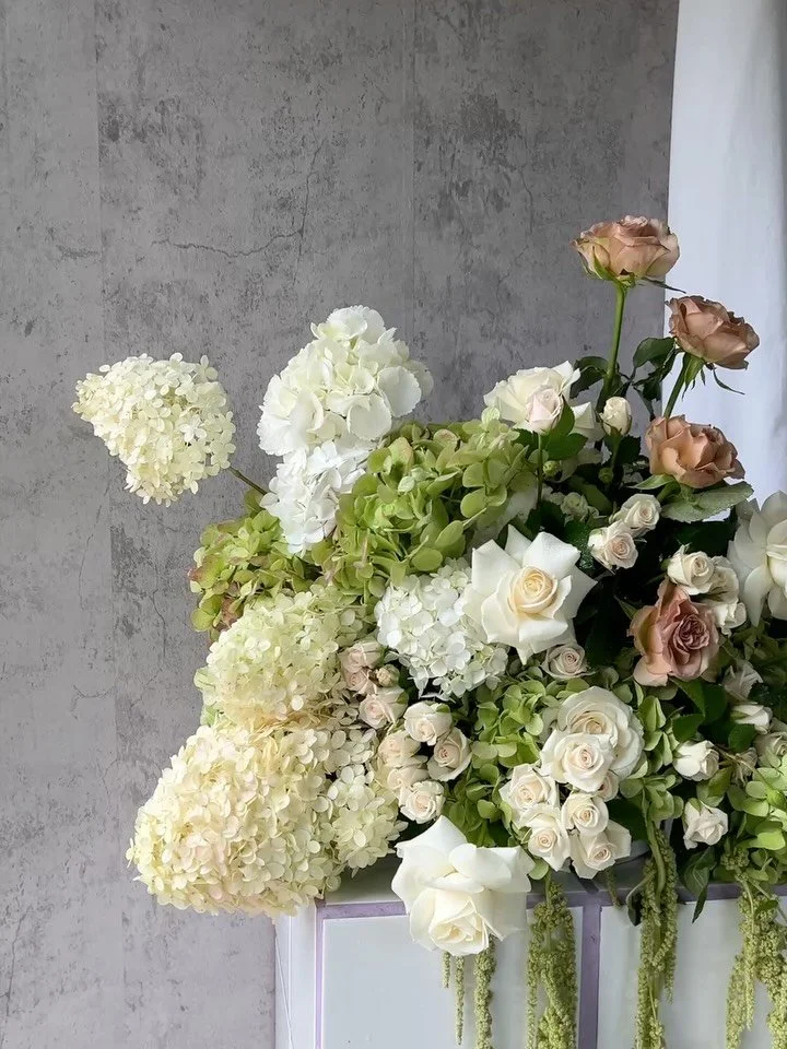 This is your sign to have bar florals at your wedding!! I highly recommend and also so much fun to make 🌸🌸🌸 

#wellington #wellingtonflorist #weddingflorist #nzflorist #nzweddings