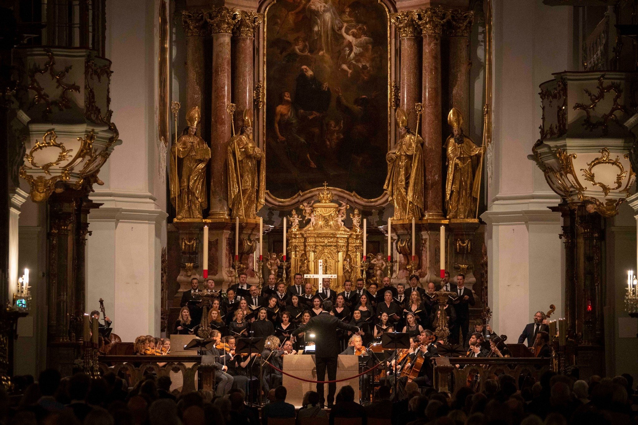 Utopia Chor von Teodor Currentzis
bei den Salzburger Festspielen
©️Marco Borrelli