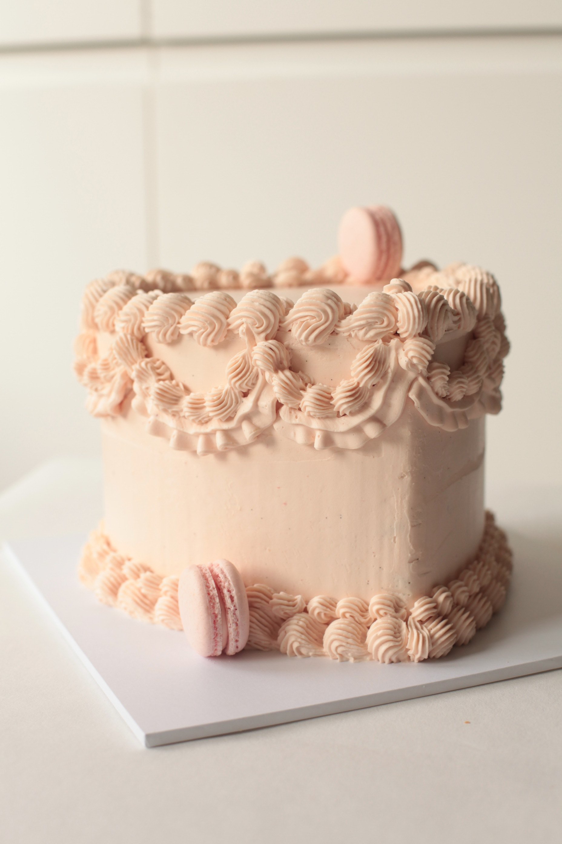 Buttercream cakes with a heart shape and lambeth piping