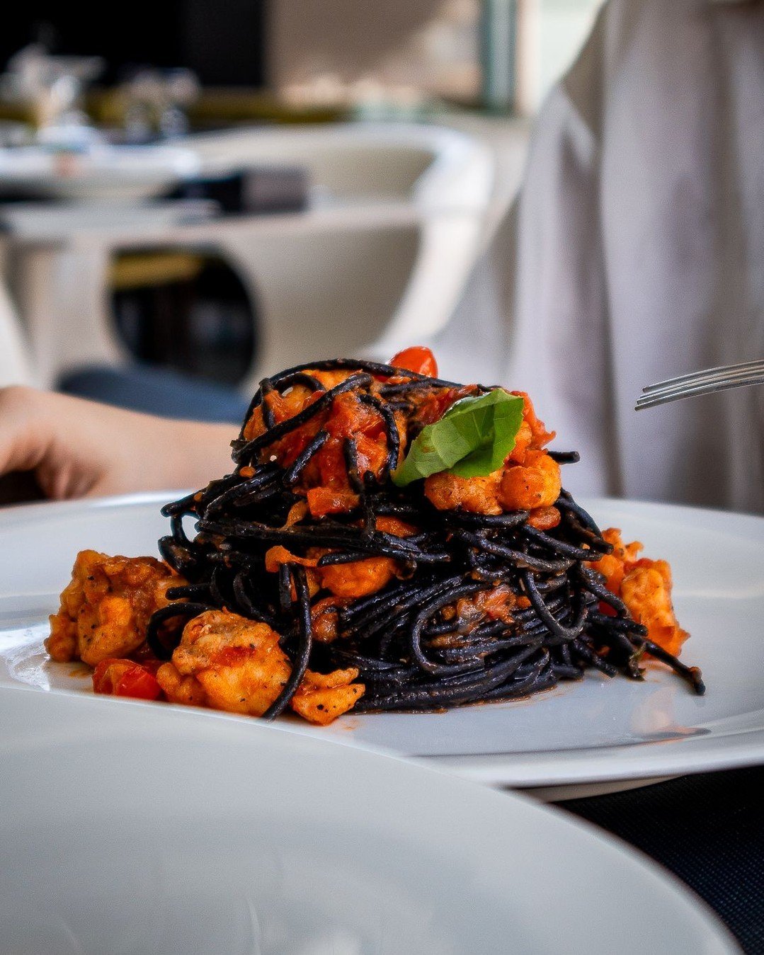 Presenting our Spaghetti Al Nero Di Seppia - delicately perfect. 

To reserve, tap the link in our bio

#Oliveto #EnhanceYourSenses #Italian #Restaurant #Bahrain #KSA #Khobar #Dammam #Kuwait #Lounge #Livemusic #Foodie