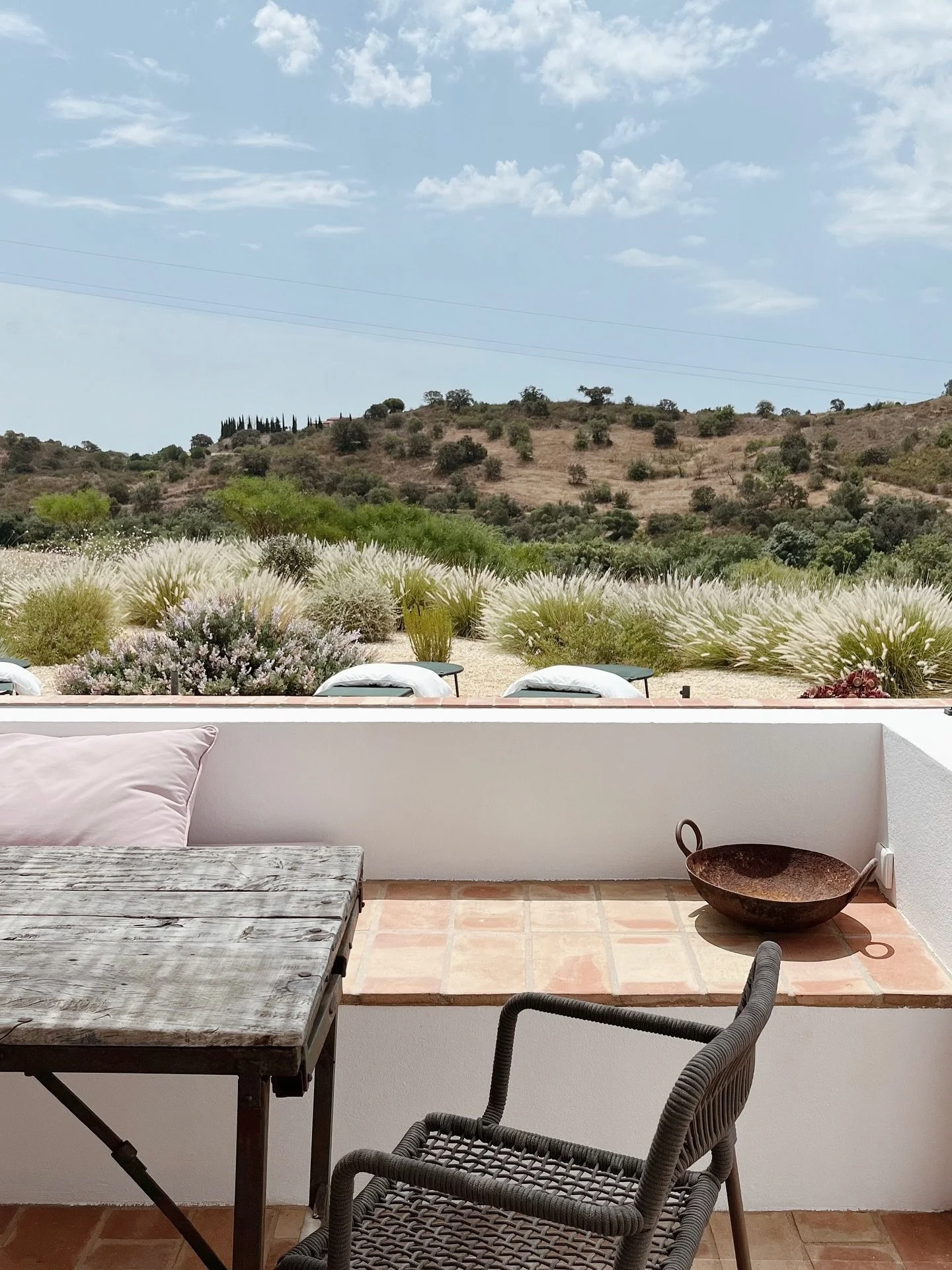 Pause dans le silence du Sud&hellip; juste le chant des cigales face &agrave; l&rsquo;horizon et &agrave; ce paysage que j&rsquo;aime tant 💗
.
#algarve #slowliving #slowtourism #portugallovers #lifestyle #landscapelovers #slowlifestyle #visitportuga