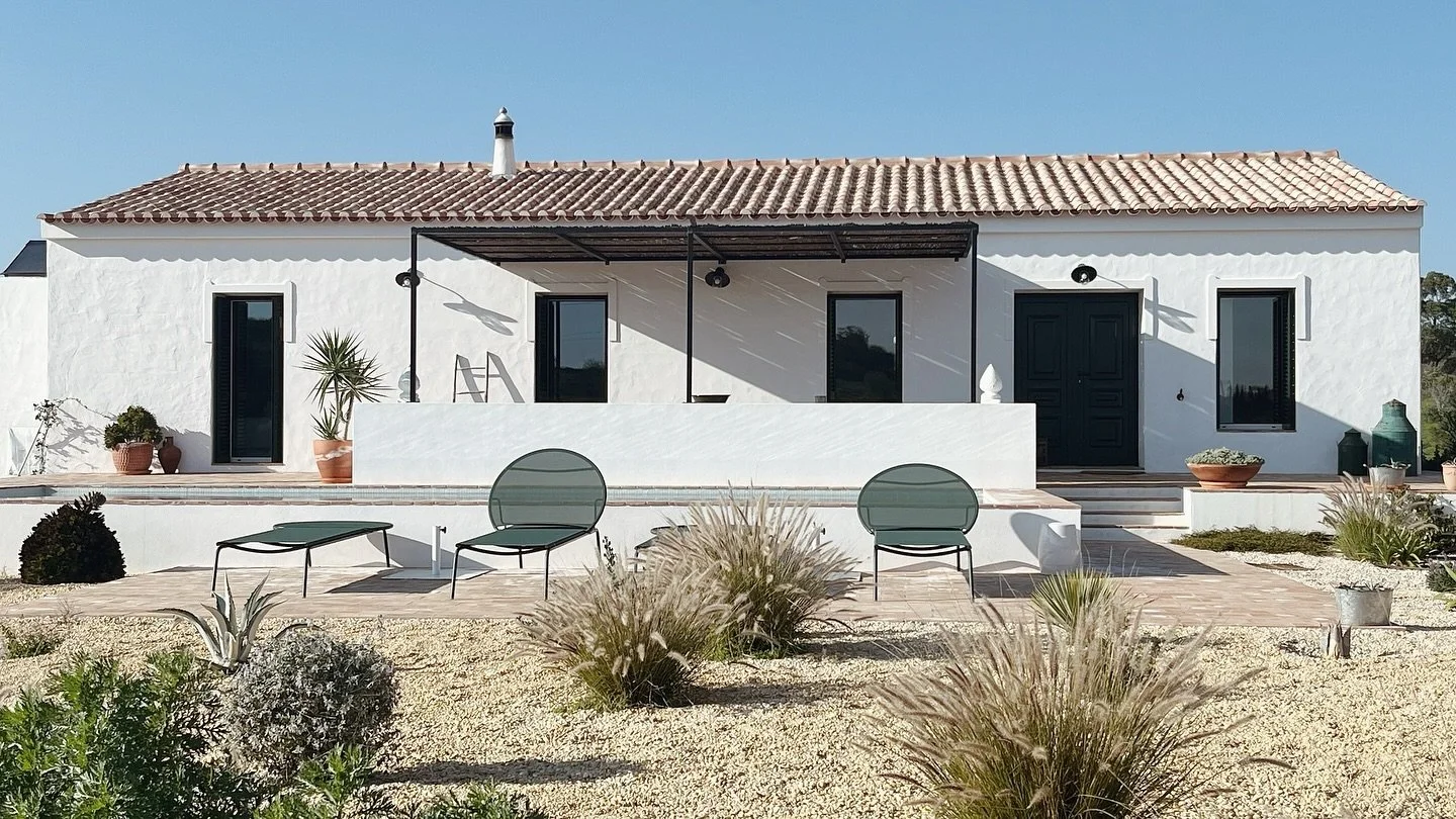 Lignes pures, lumi&egrave;re douce
Chaleur et ombre l&eacute;g&egrave;re sous la pergola 
La lumi&egrave;re danse sur les murs blancs, le silence s&rsquo;installe
Savourer l&rsquo;instant
.
Clean lines, gentle light
Warmth and soft shade beneath the 