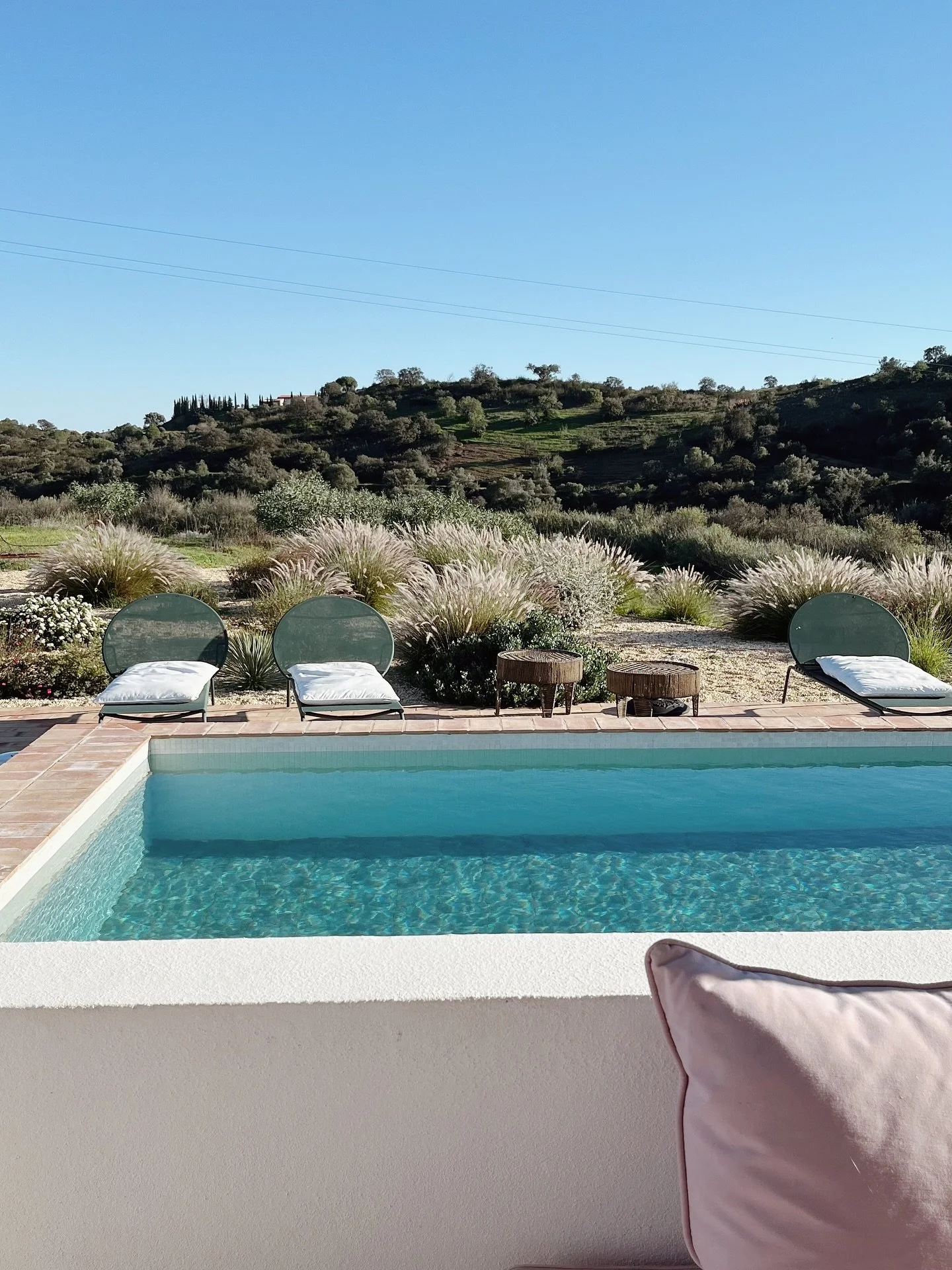 Pool
Sun
Chill
Repeat
.
#poolsidemood #poolday #summerglow #swimandchill #holidaydreaming #portugallovers #algarve #lavieausoleil #holidayhome #slowtourism #bestlifeever
.
#monte_abastura