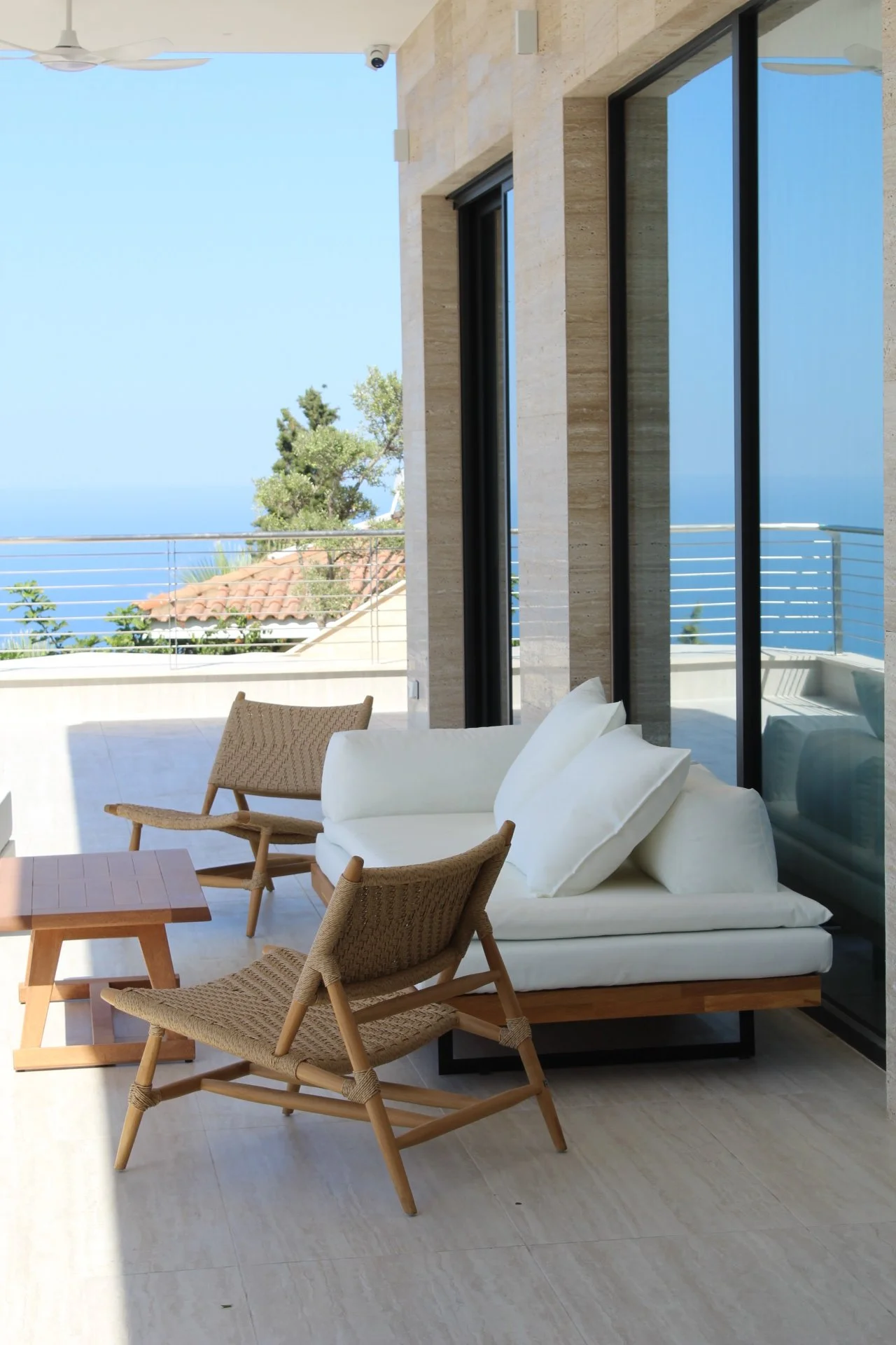HILLSIDE RESIDENCE