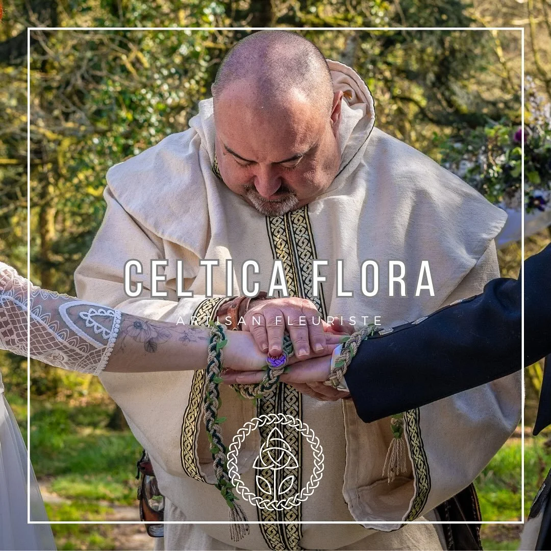 ✨ Unissez vos corps et vos &acirc;mes ✨
Le handfasting, ancienne c&eacute;r&eacute;monie celtique du lien, c&eacute;l&egrave;bre l&rsquo;union sacr&eacute;e de deux &ecirc;tres.

🌿 Dans l&rsquo;&eacute;nergie de Ga&iuml;a, la Terre M&egrave;re, nous