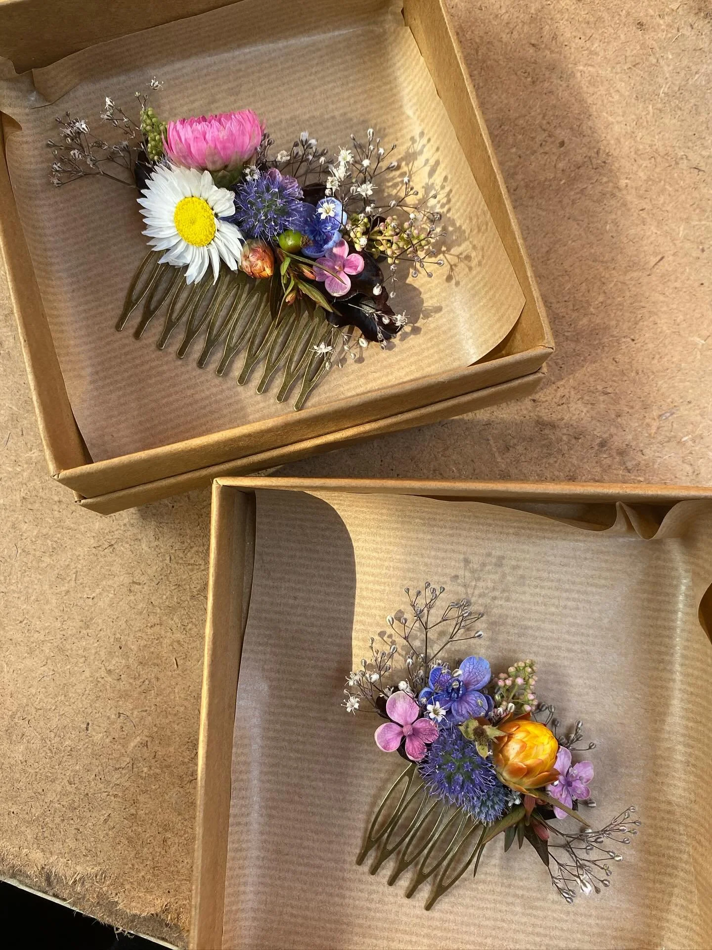 ✨ Portez la magie des fleurs ✨

🌸 Les bijoux floraux sont bien plus qu&rsquo;un simple accessoire : ce sont de d&eacute;licates cr&eacute;ations v&eacute;g&eacute;tales qui subliment votre beaut&eacute; tout en r&eacute;v&eacute;lant votre lien &agr
