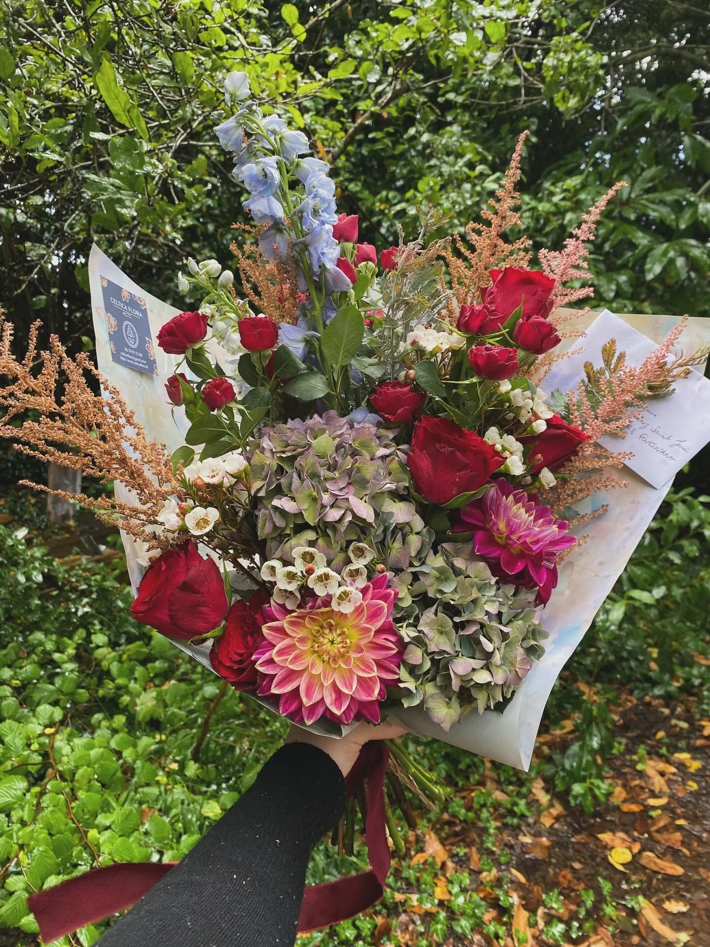 🌸 L&rsquo;&eacute;l&eacute;gance des fleurs, la magie des saisons 🌸
Chaque bouquet Celtica Flora est une composition unique, inspir&eacute;e par la nature et l&rsquo;univers celtique.
Un m&eacute;lange de couleurs, de textures et de symboles florau