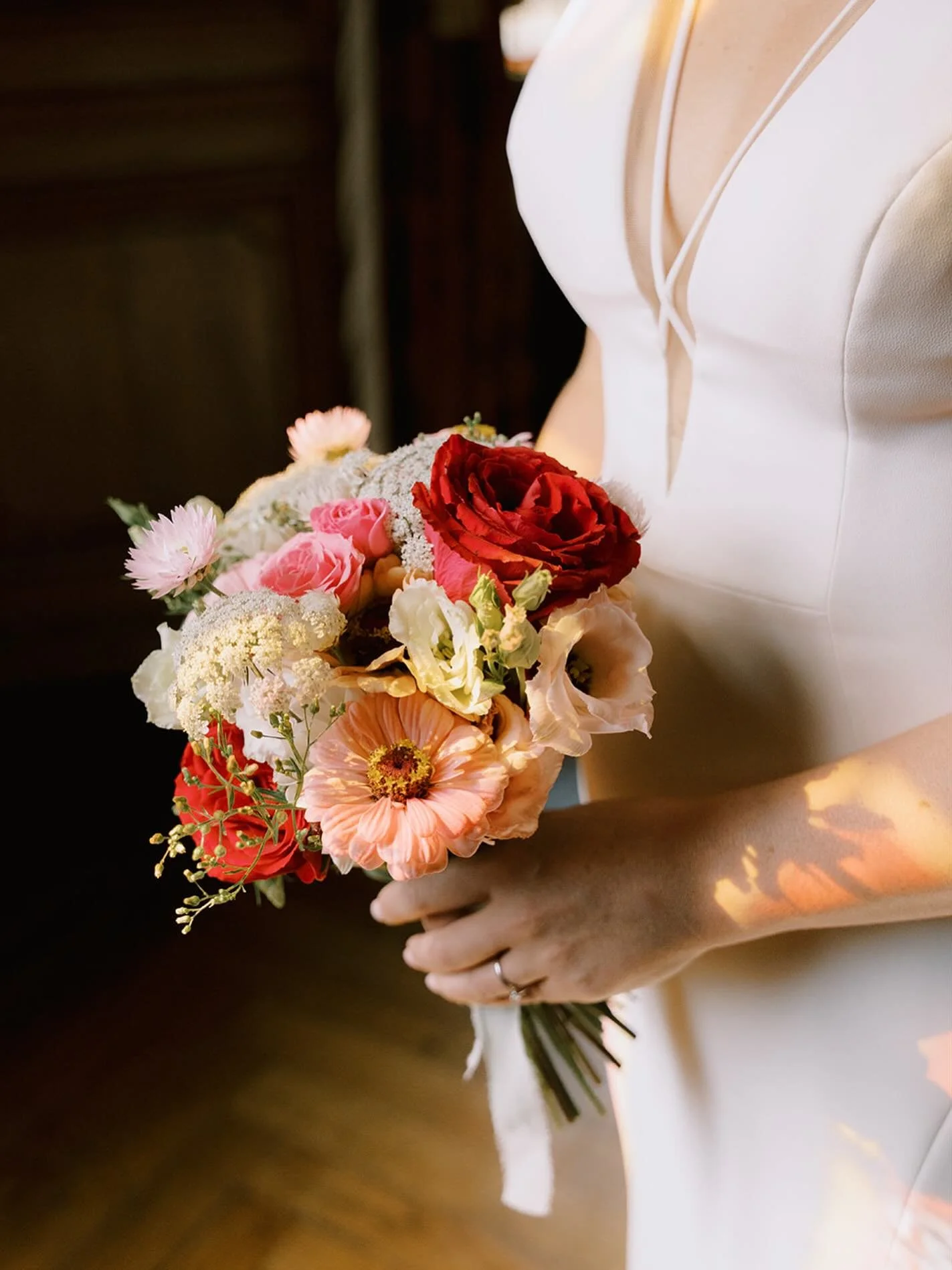 🌸 Bouquet de mari&eacute;e unique 🌸

Un bouquet comme une caresse de lumi&egrave;re&hellip; entre douceur et passion.
Les roses &eacute;carlates s&rsquo;entrelacent aux fleurs pastel, pour un contraste vibrant, d&eacute;licat et puissant &agrave; l