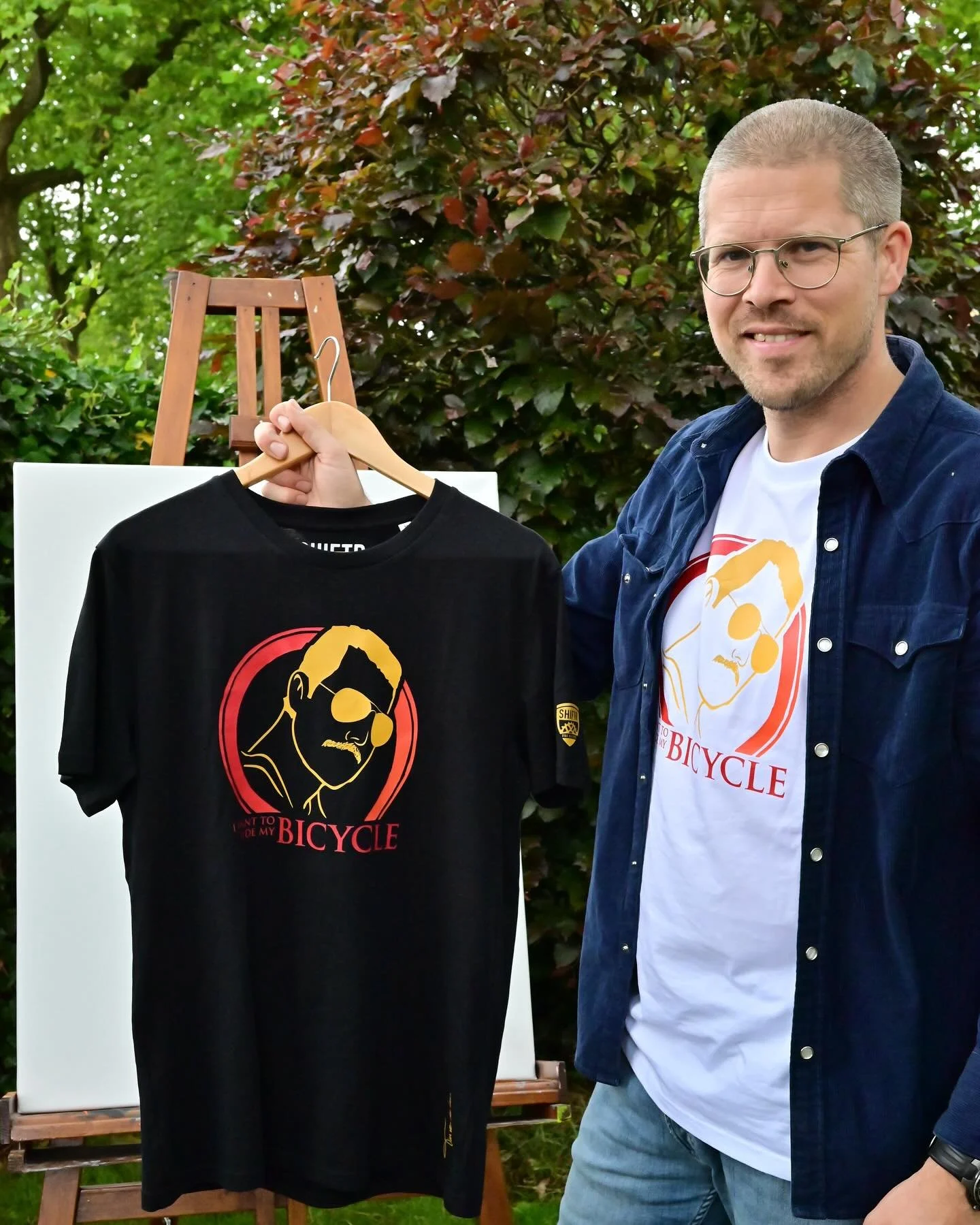 Tim van der Laan
x
Shiftr
2024
Freddie
Bedrukking op katoen
Zie hier het eindresultaat van een toffe samenwerking met Shiftr: FREDDIE!
Zo’n jaar geleden kwamen we in contact en werd mij gevraagd of ik een ontwerp voor hen wilde maken. Shif