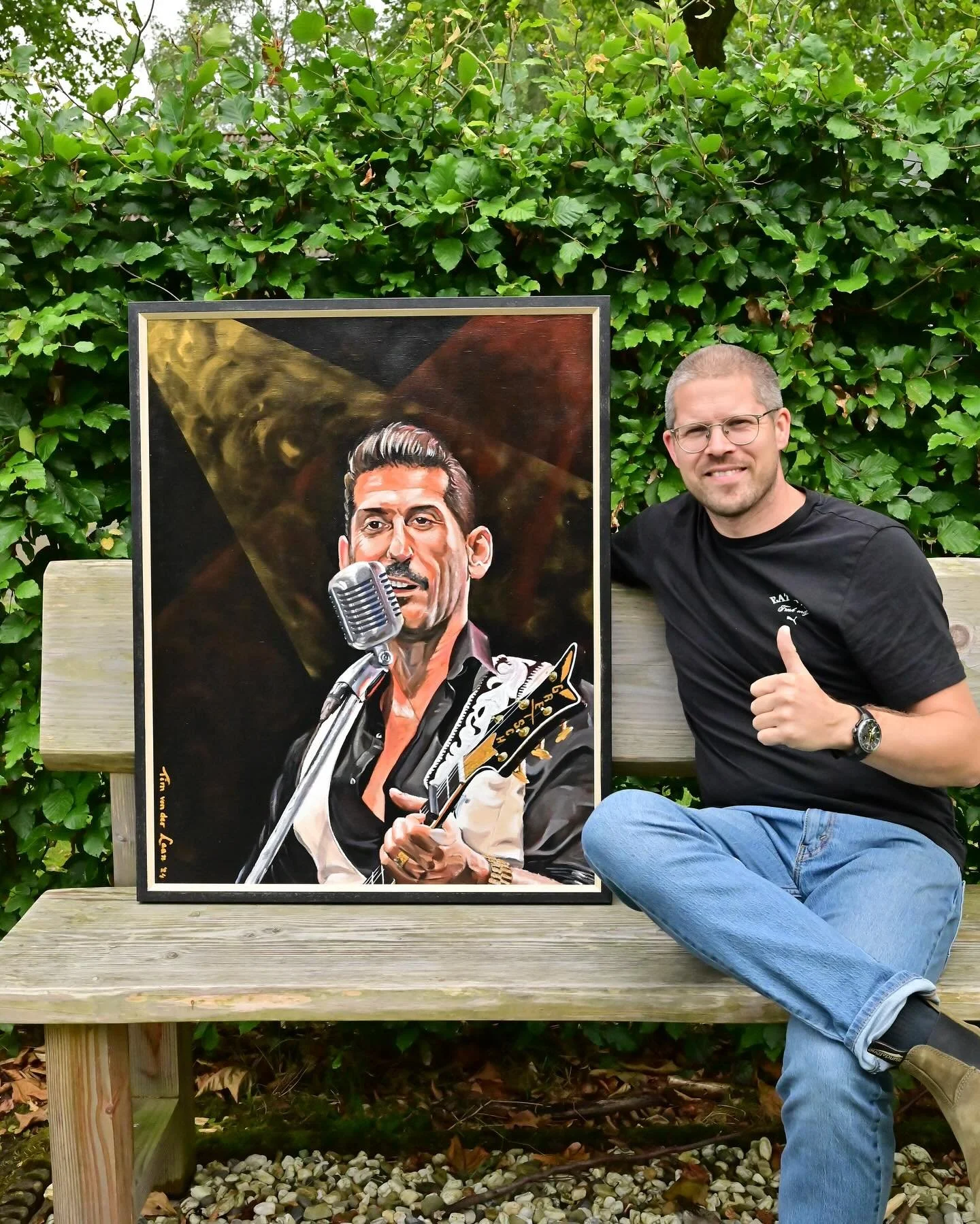 Danny 🔴
2024
Schilderij in opdracht
70x90 cm
Acryl op linnen
Danny is klaar en afgeleverd! Een ontzettend tof en gedetailleerd project!!
Ergens in december kwam de vraag of ik meneer Polfliet, alias Danny Vera, wilde portretteren! 
De opdrachtgev