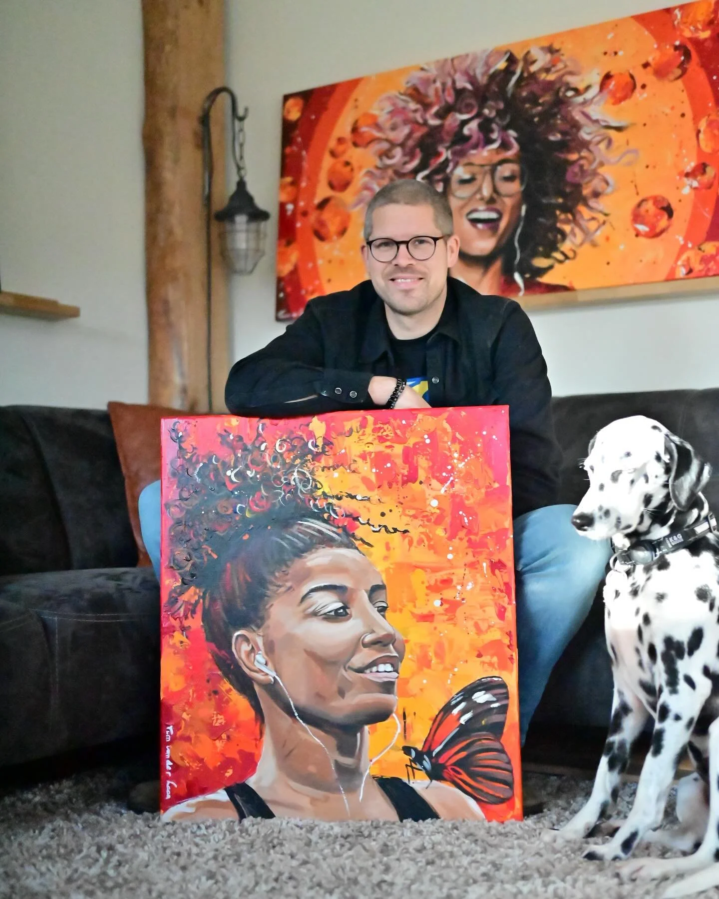 Nieuw werk uit mijn serie Muziek is mooi: “Dreamer”
Op dit schilderij vang ik het moment waarop muziek je even laat ontsnappen naar een dromerige wereld. Een vrouw met oordopjes geniet van de muziek en droomt weg naar… tjah zeg he