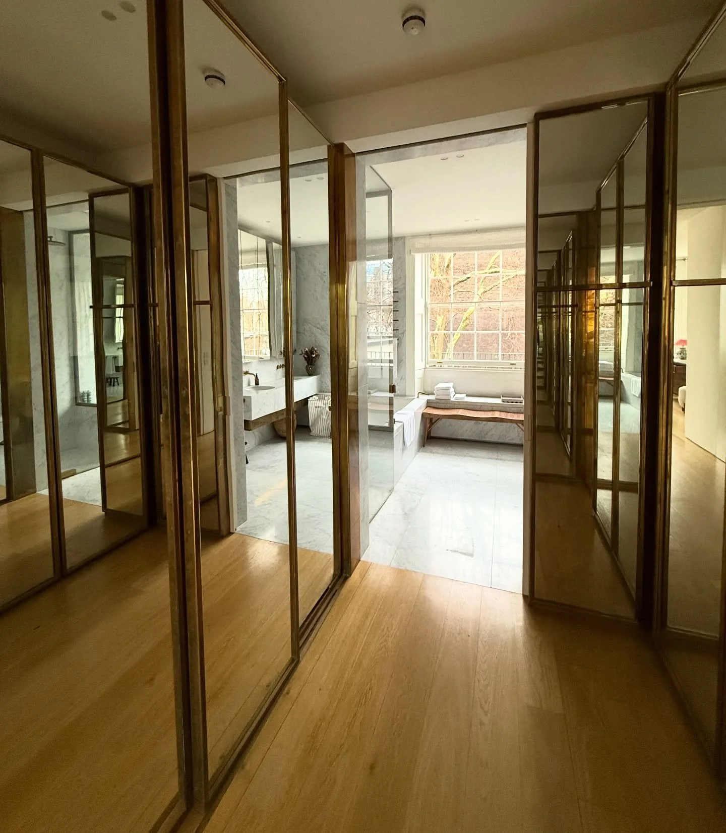 Grateful to work inside beautiful properties like this one 🫶🏼 (although trying to get a photo of endless mirrors without getting your own reflection in is *quite* the mission 🙊)