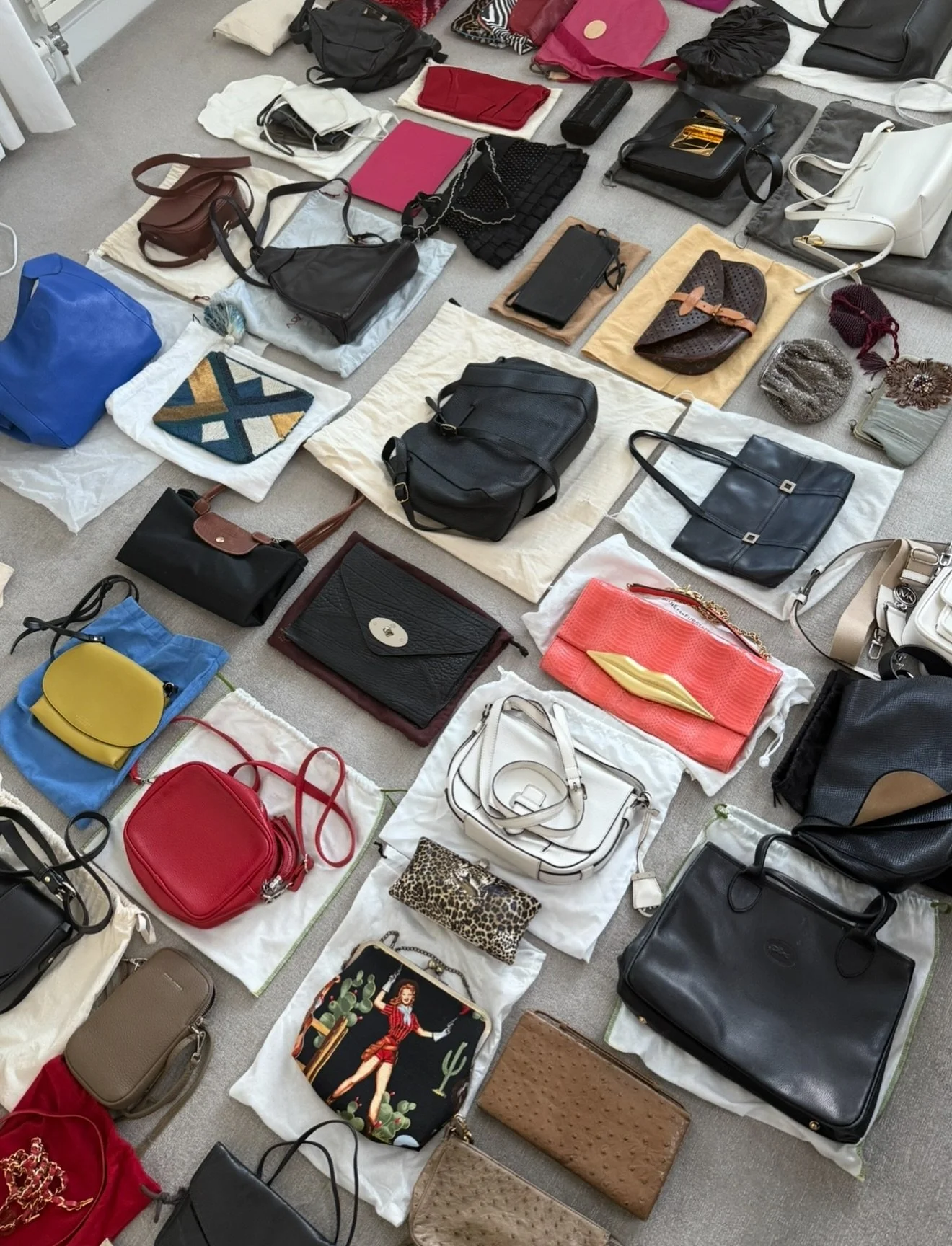 Organising bags, sorting out your shoes&hellip; and rearranging wardrobes&hellip; 

Just some of our favourites things to do 

👗👠👛👟👒 

#adayinthelife #professionalorganiser #getorganised #obssesed #wardrobeorganisation