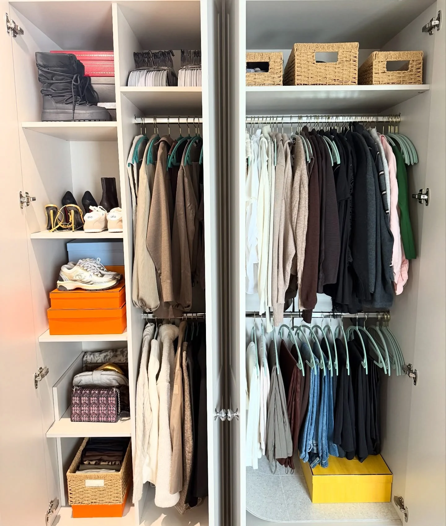 Part 1 of a lovely wardrobe sort out today over in Solihull. 

👗 👛 👠

1: Finished result
2: Before
3: Sorting out Skims Collection (😍)
4: Midpoint Madness
5: Hanger Hell 
6: Dreamy Collection 

Does your wardrobe need a little makeover? If so get