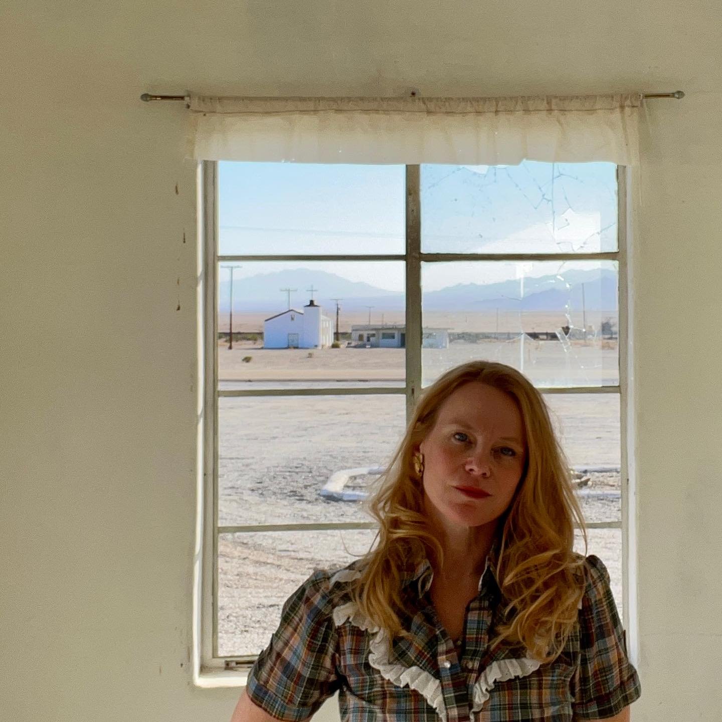 Join Red Light Lit tonight at 7pm @masomenosbar for the @29pbf Opening Party, featuring poet @mojaveforever🖤Ticket link in bio📚

Louise Mathias is the author of three books of poems including What if The Invader is Beautiful, recently released from