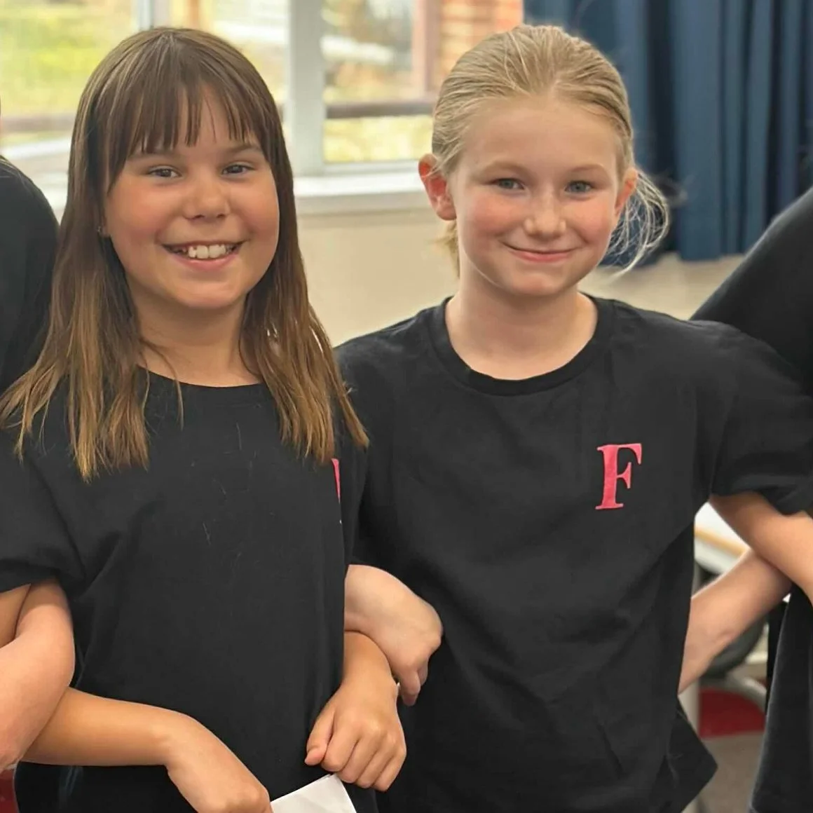 Friends for Life 🤞🏼
It is a core belief that theatre training improves and enhances social skills and allows children to build and explore friendships 👩🏻&zwj;🤝&zwj;👩🏽 And WE think that theatre friends make the best friends 🩷