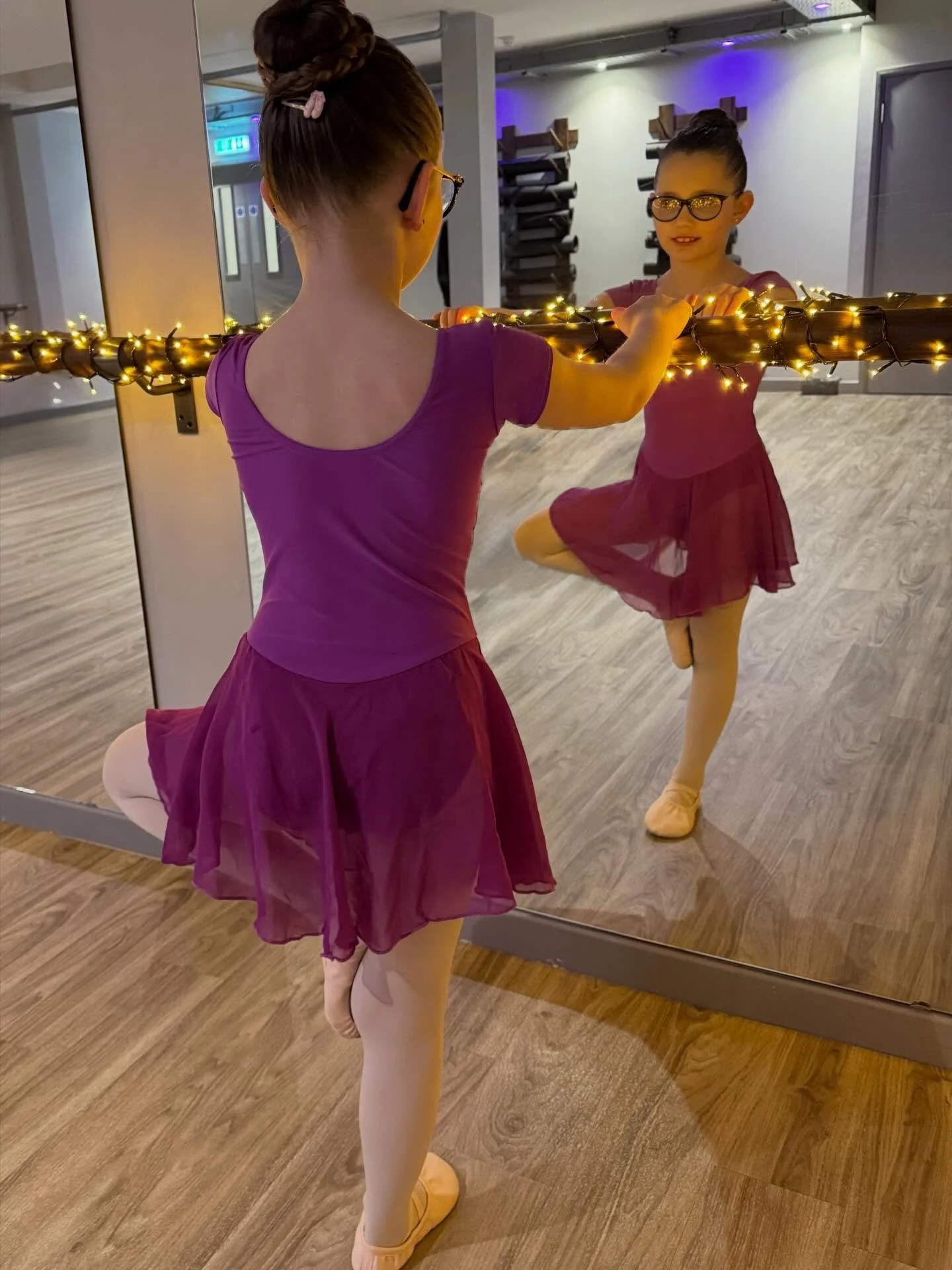 Hair in place, toes pointed, confidence on full display 🩰💖

Did you know? Neat hair helps ballerinas stay focused, show proper technique, and feel confident in every move ✨

#balletclass #dancersofinstagram #fearless #dreambig
#believeinyourself