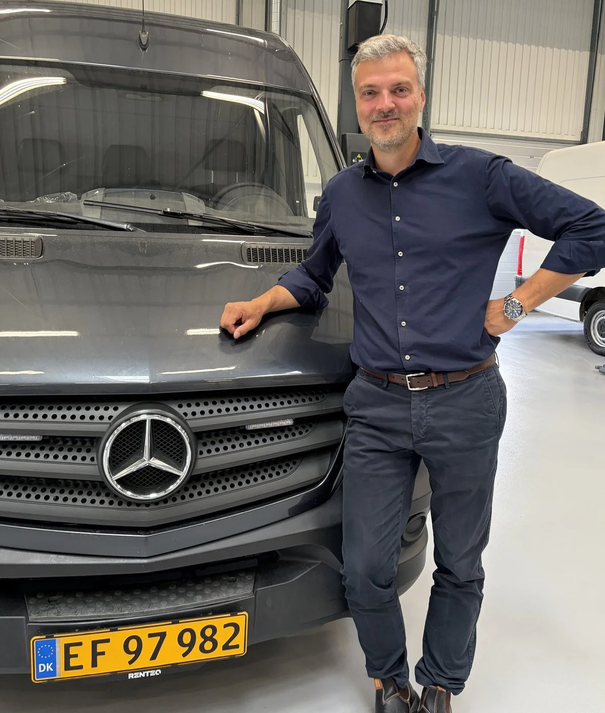 Kristoffer Falk Qvist foran elkonverteret Mercedes Sprinter, Sprinteq, med nummerplader
