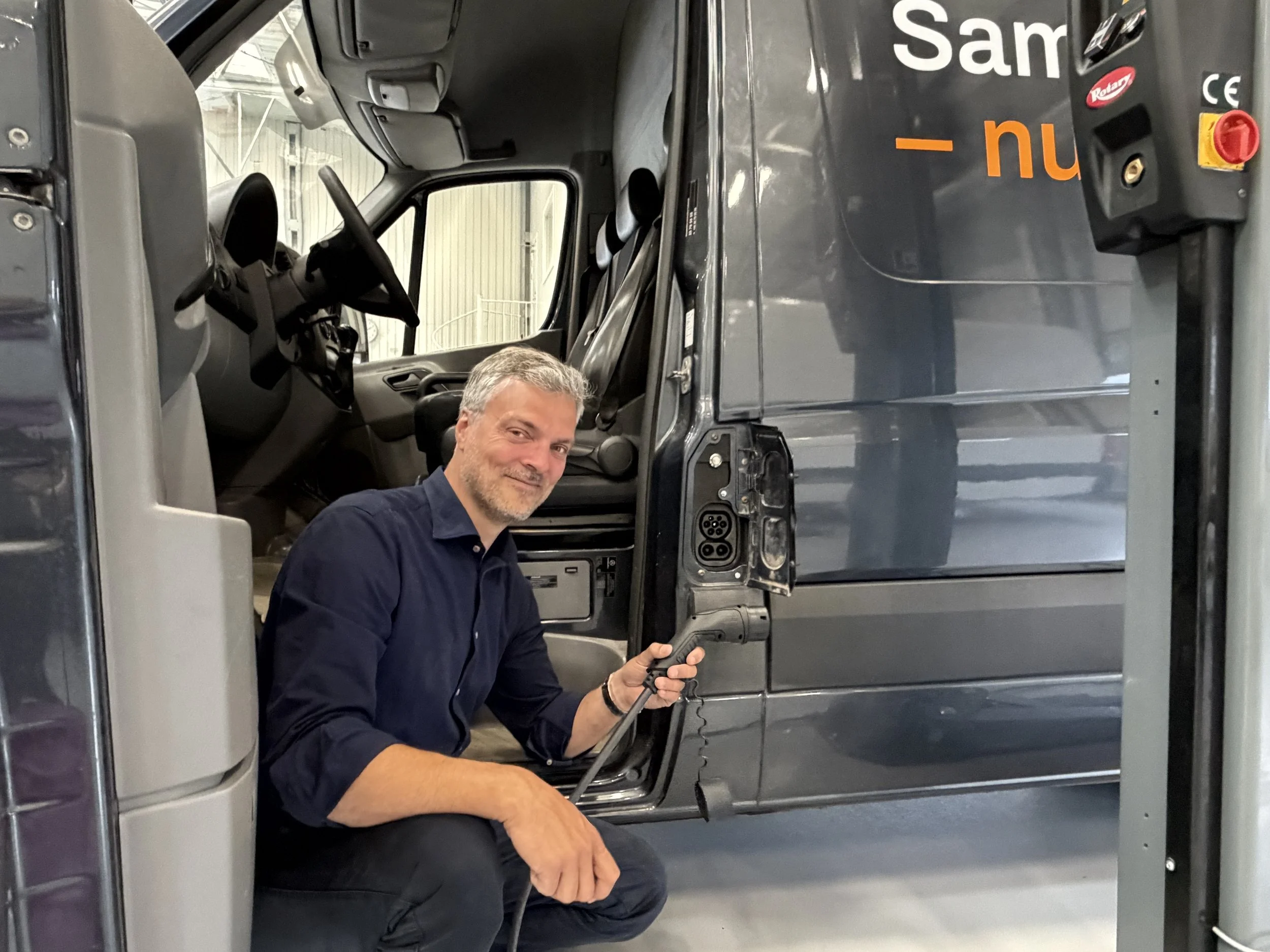 Kristoffer Falk Qvist, CEO i RENTEQ Automotive, ved siden af Sprinteq med ad-ladestik
