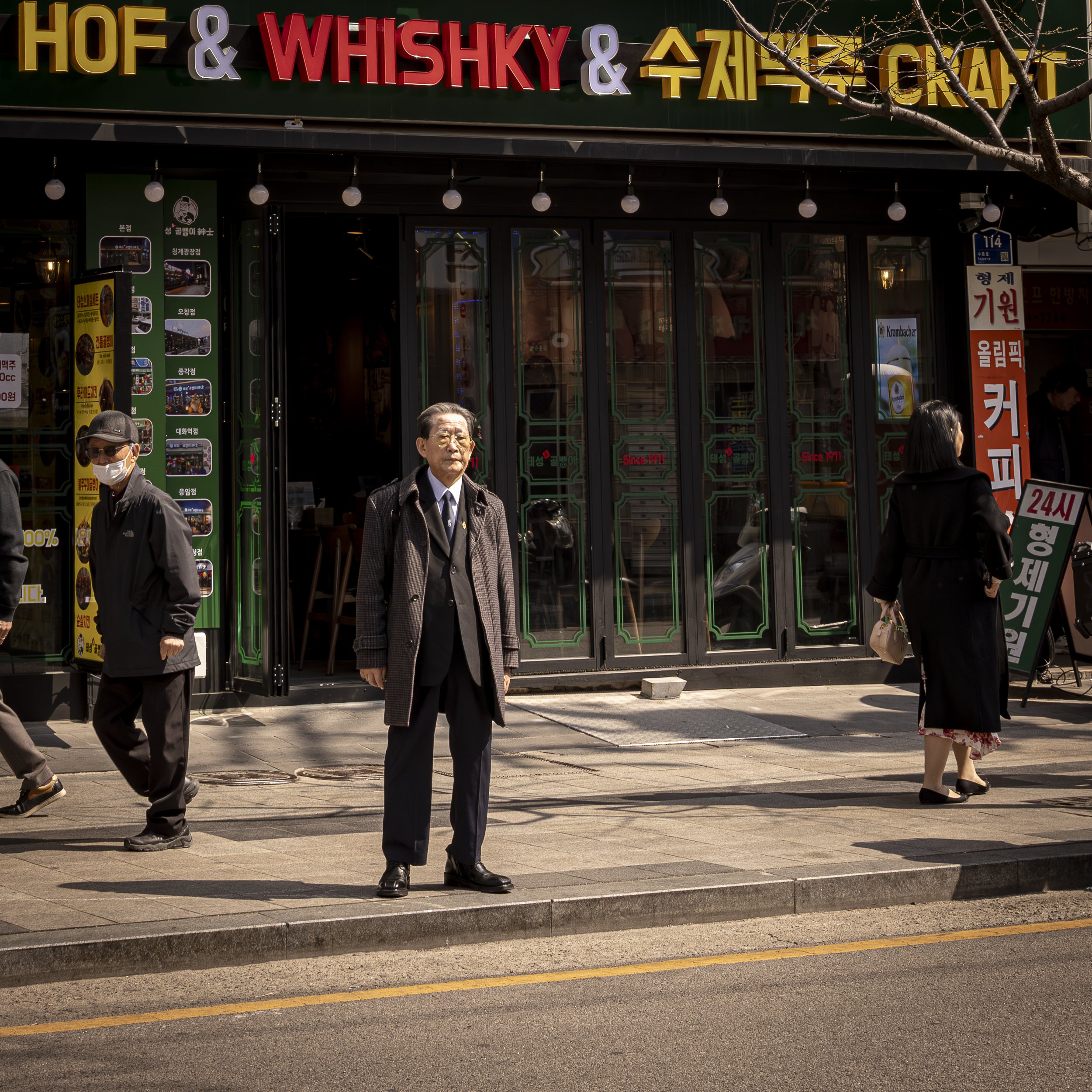 Old Man Outside the Whishky Bar, Seoul