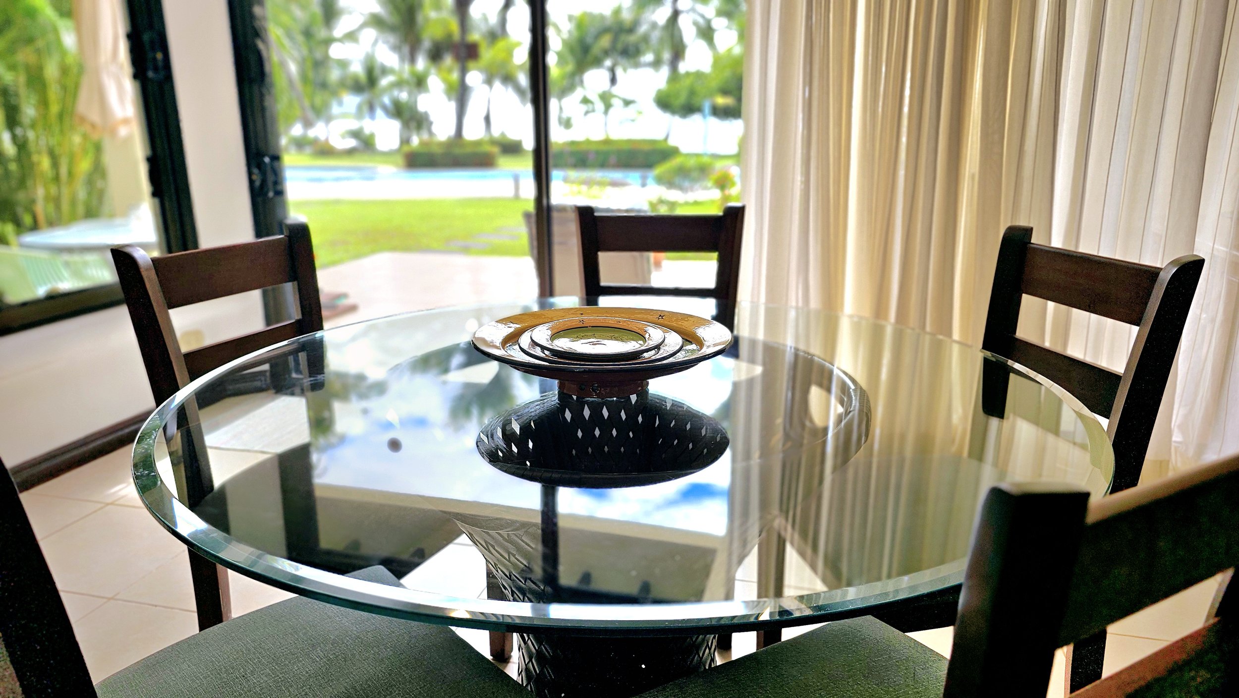 8DINING TABLE TO OUTSIDE.jpg