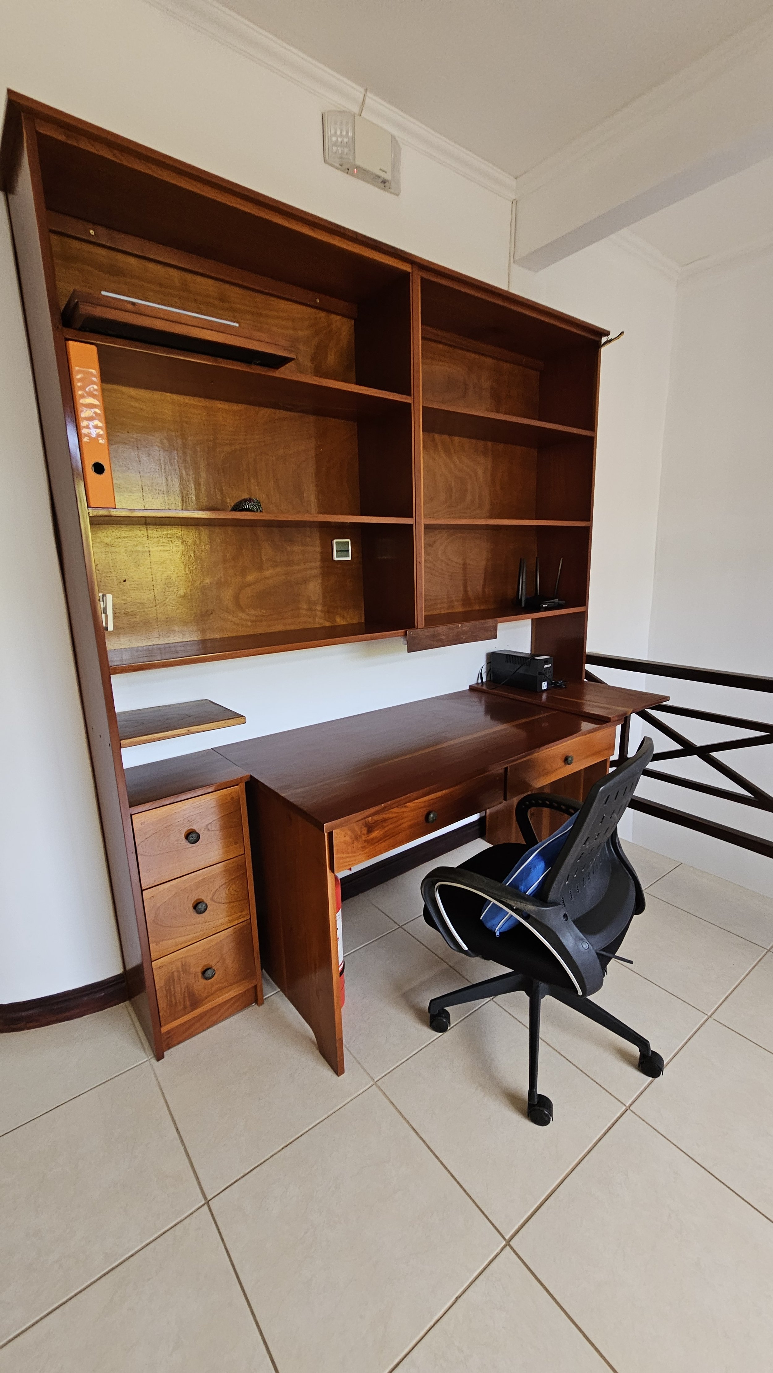 18OFFICE SPACE AT TOP OF STAIRS.jpg