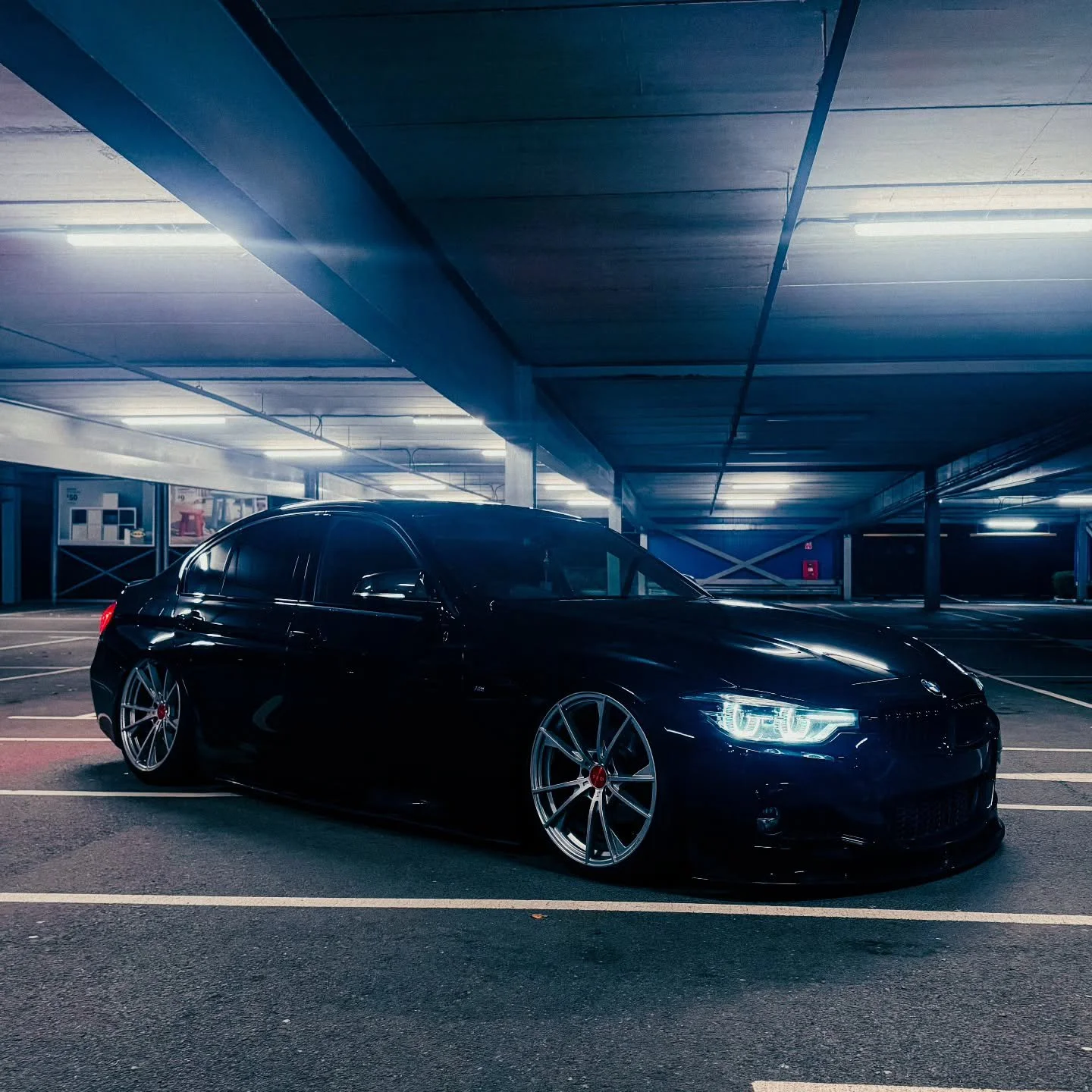 Few of us helped @gareth17_ get some bags fitted, watch for this one at the shows
#bmw #stance #airbags #f30 #modifiedcars #nicarscene #newstreetorder