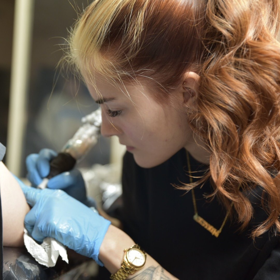 Peut-on se faire tatouer quand il fait chaud ? Conseils d’été pour vos séances de tattoo
