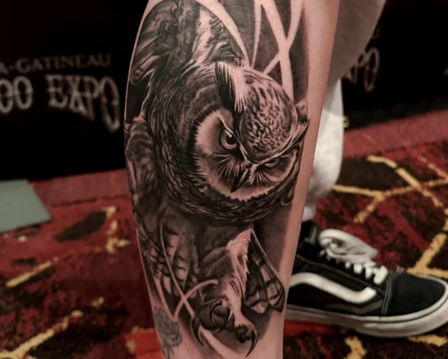 Tatouage d'une chouette détaillée sur le bras d'une personne.