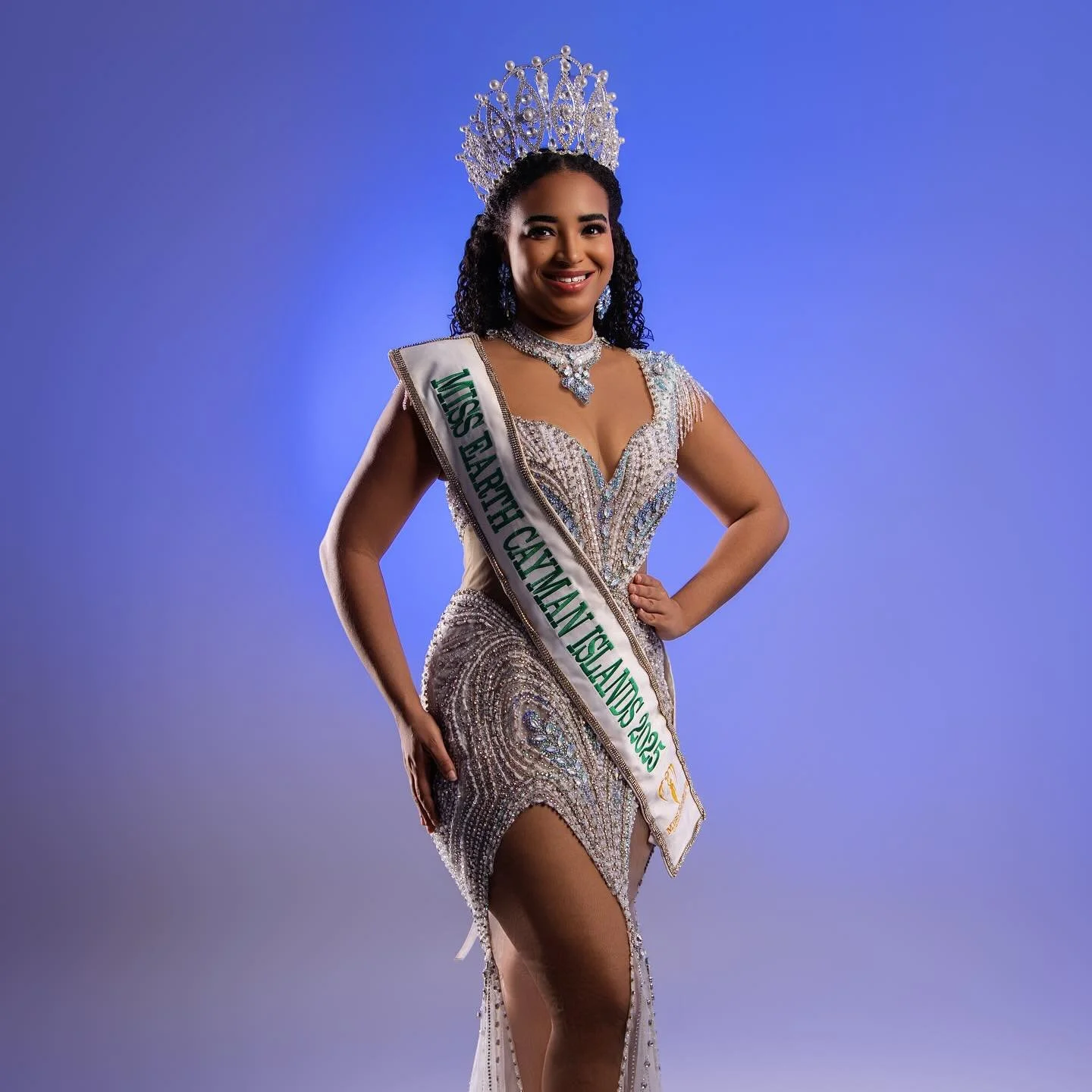Happy Friday from our stunning Miss Earth Cayman Islands 2025, Latecia Bush😍! Are you ready to follow in her footsteps? 
Click the link in our bio to apply now! 🌎 The Earth needs your voice. Questions? Send us a DM! 

 #caymanislands #missearthcaym