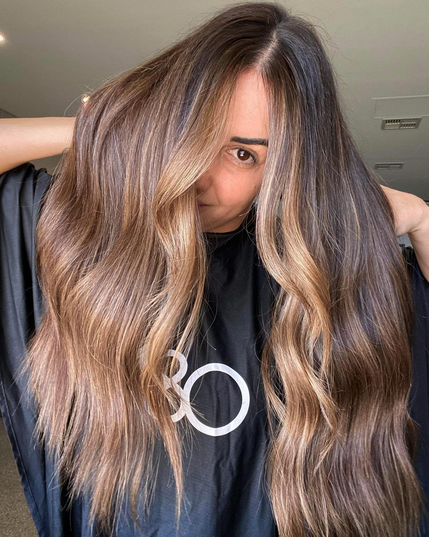 Oh hey there! 👁️ 
Transforming this mane from DRAB TO FAB!
A combo of highlights and tip outs completed this lived in dimensional brunette. 
&bull;
#brunette #longbrunettehair #bunburybrunette #bunburyhairdresser #ezfoil #originalmineral #cleancolou