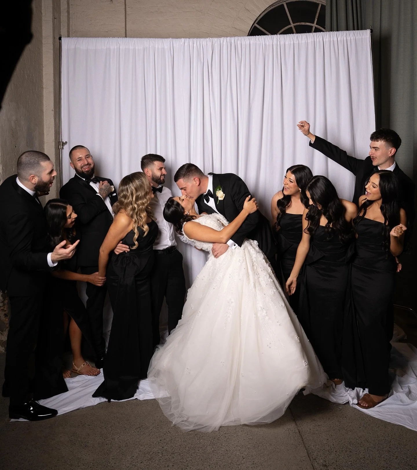 Back at the beautiful @thegroundsevents for Olivia x Tom over the weekend and got to see my favourite from @saltatelier_wedding 

There is nothing quite like a wedding party that loves a good photo! Now portrait booths have quickly made their way to 