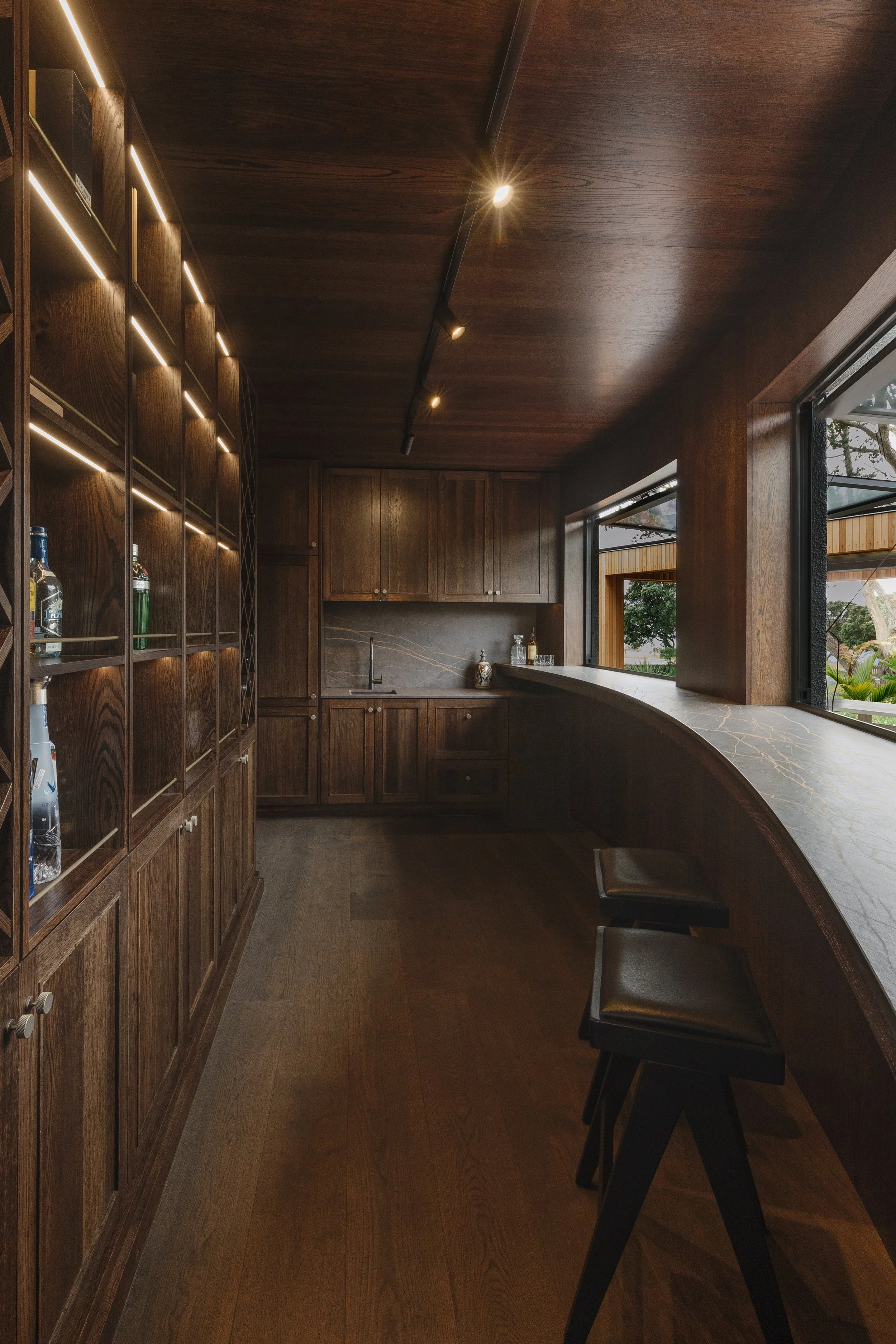 WHISKEY BAR - MJ WINNER 2026