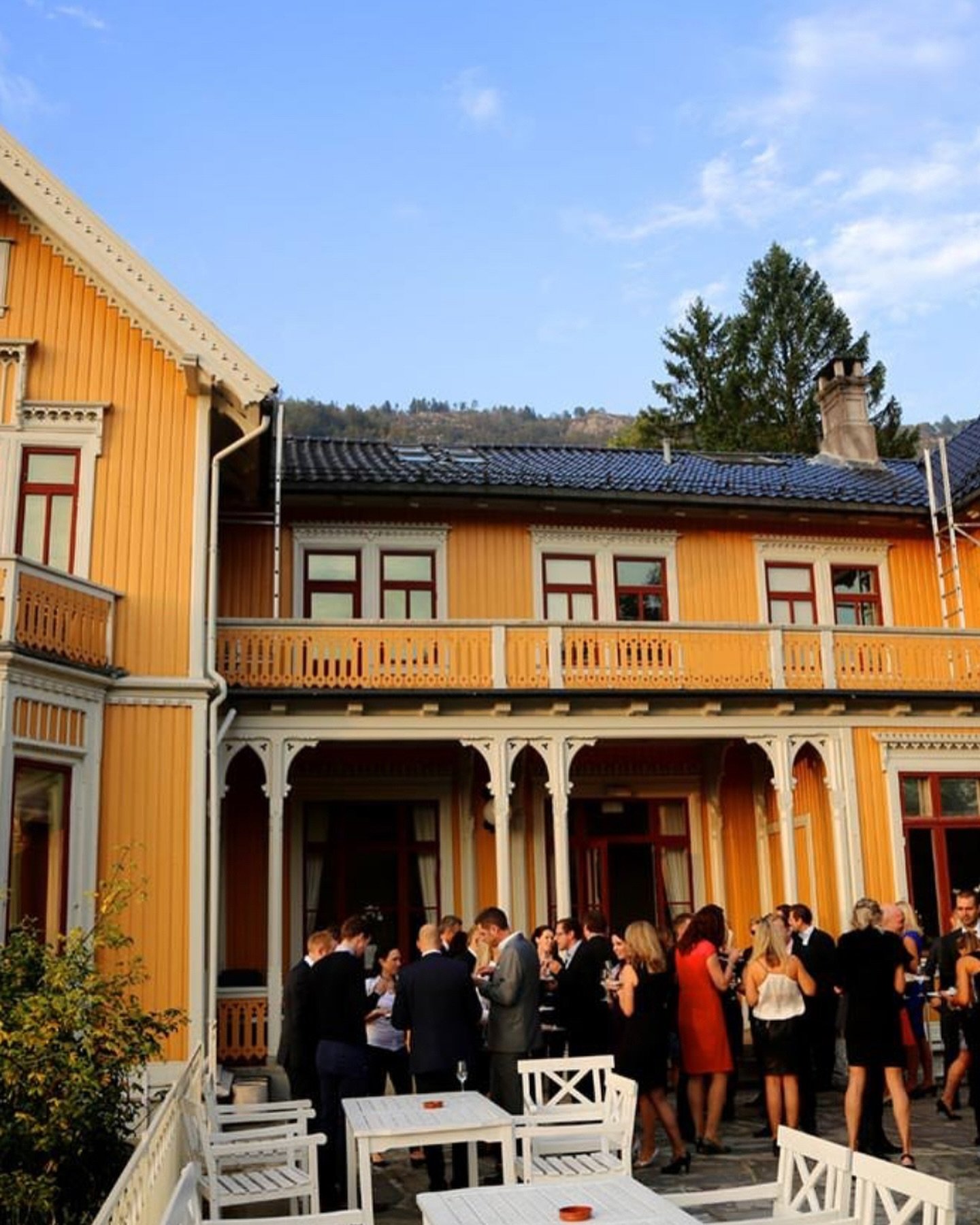 Hos oss kan alle anledninger feires slik du &oslash;nsker det. Jubileum, rund dag, bryllup eller firmafest. V&aring;re lokaler egner seg for alt fra 8 til 120! Ta kontakt med oss s&aring; viser vi deg v&aring;re lokasjoner #sottogsalt