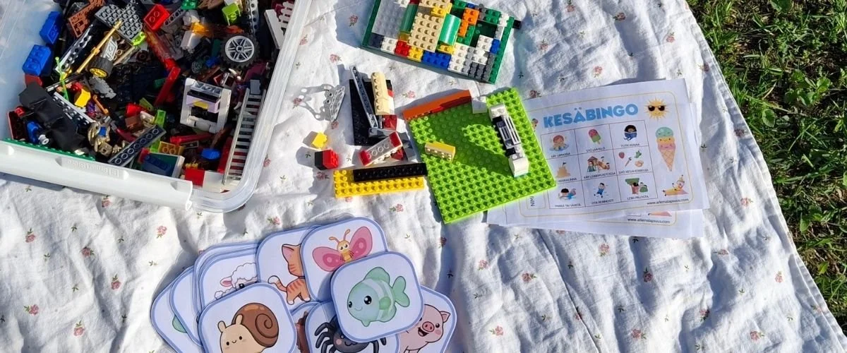 Kesäleikkejä ulkona viltillä: rakennuspalikat, kesäbingo, muistipeli