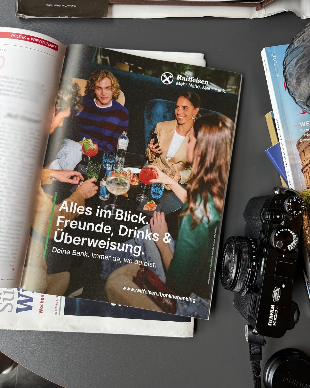So sieht ein Jahr mit @raiffeisensuedtirol aus: eine Herbstkampagne, ein Winter-Fotoshooting, ein Sommer für die nächste Generation.

„Nähe digital erleben“ brachte das Bankwesen dorthin, wo das Leben stattfindet: Pasta auf dem Herd, Freunde & Getränke, das Konto immer