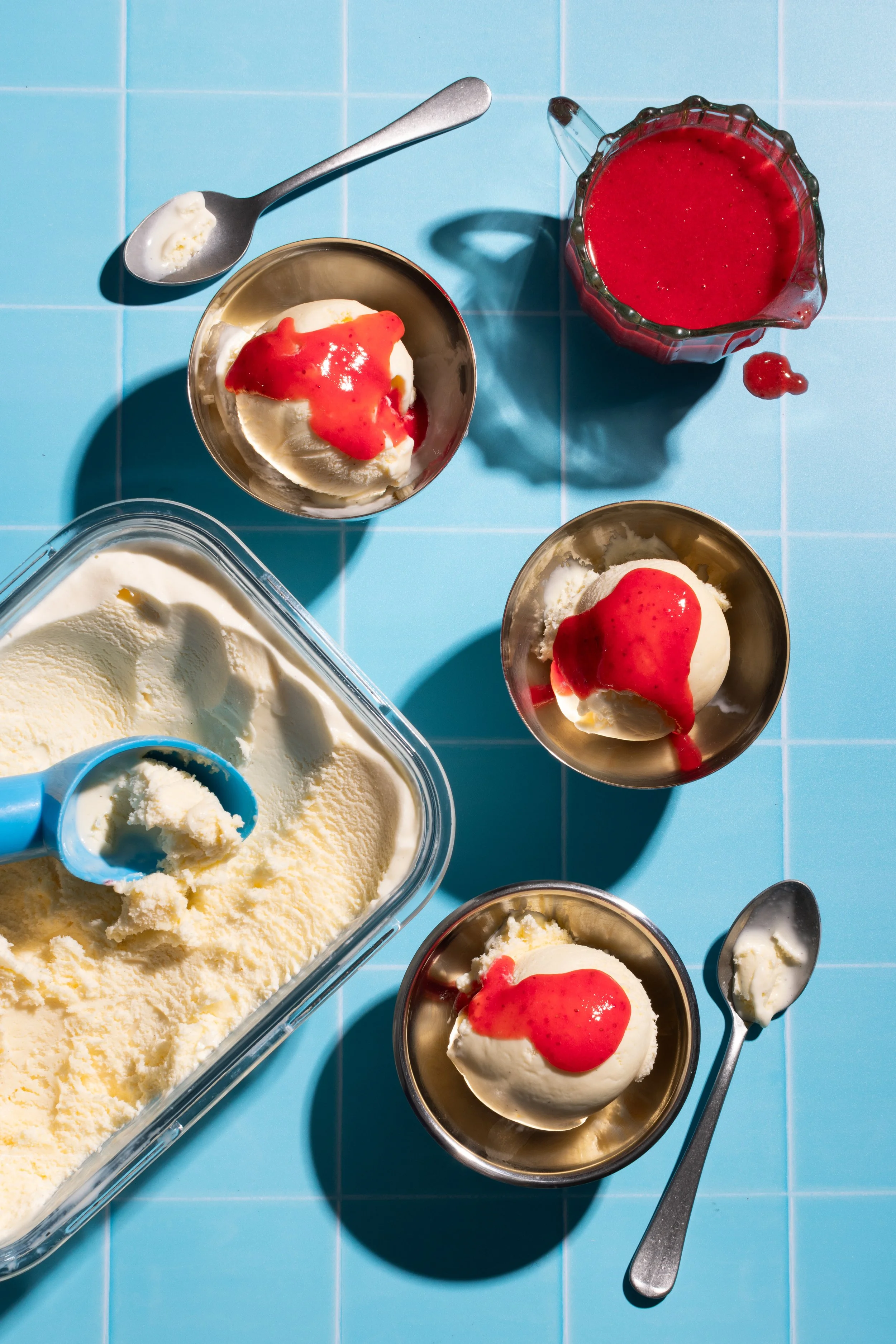 Yoghurtiskrem m jordbærsaus-1.jpg