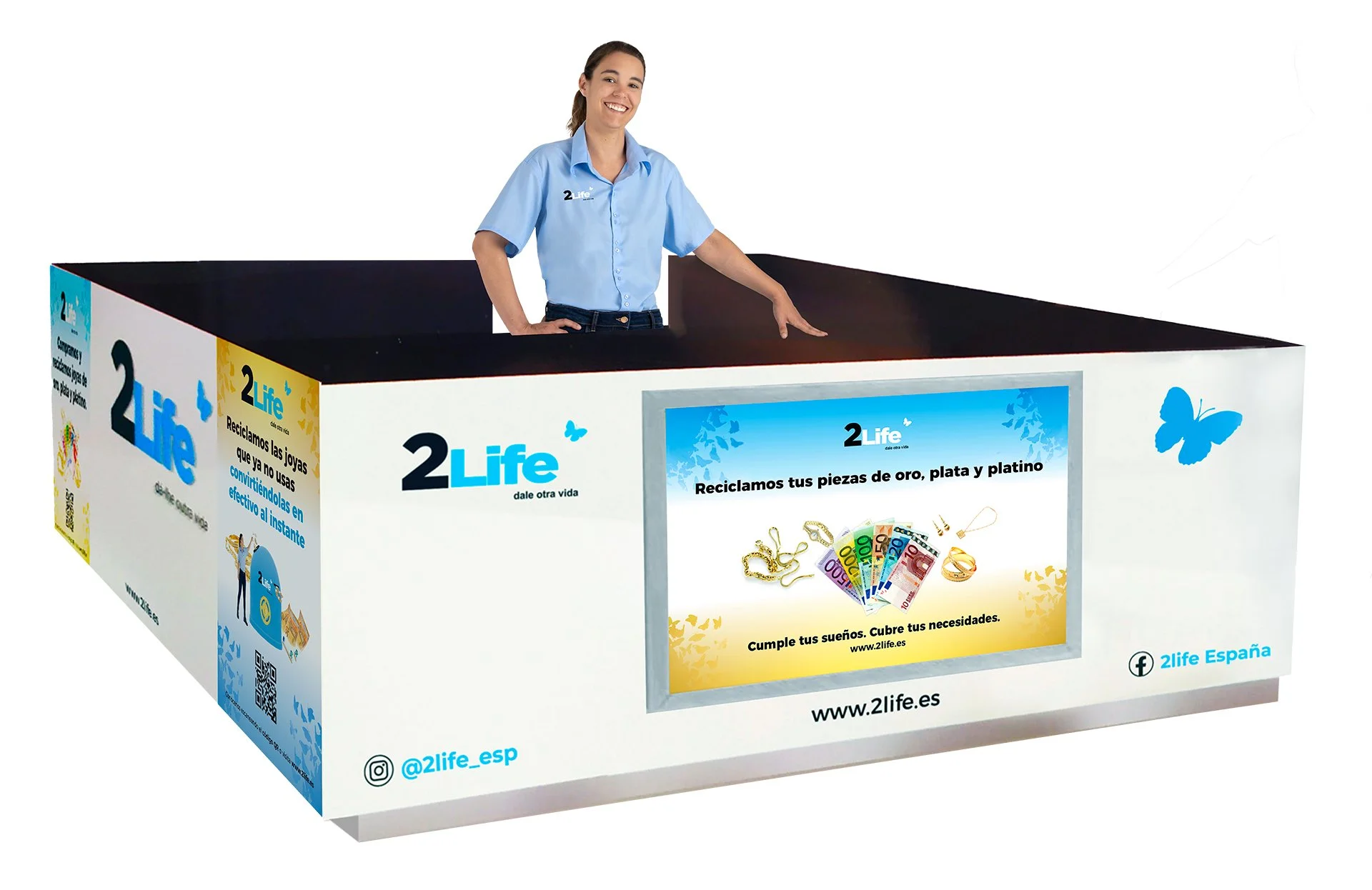 Una mujer sonriente en un puesto de reciclaje de joyas, con un cartel que indica que reciclan piezas de oro, plata y platino, y promueve cumplir sueños y necesidades.