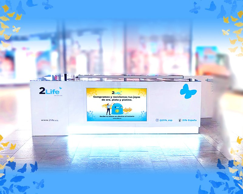 Instalación para reciclaje de joyas en una tienda con un letrero que dice que compran y reciclan joyas de oro, plata y platino