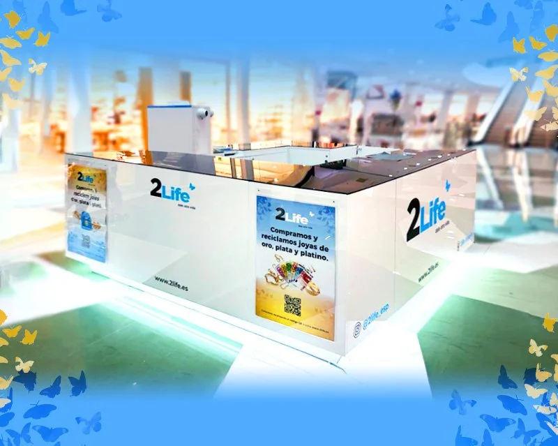 Mostrador de compra y reciclaje de joyas de oro, plata y platino en un centro comercial.